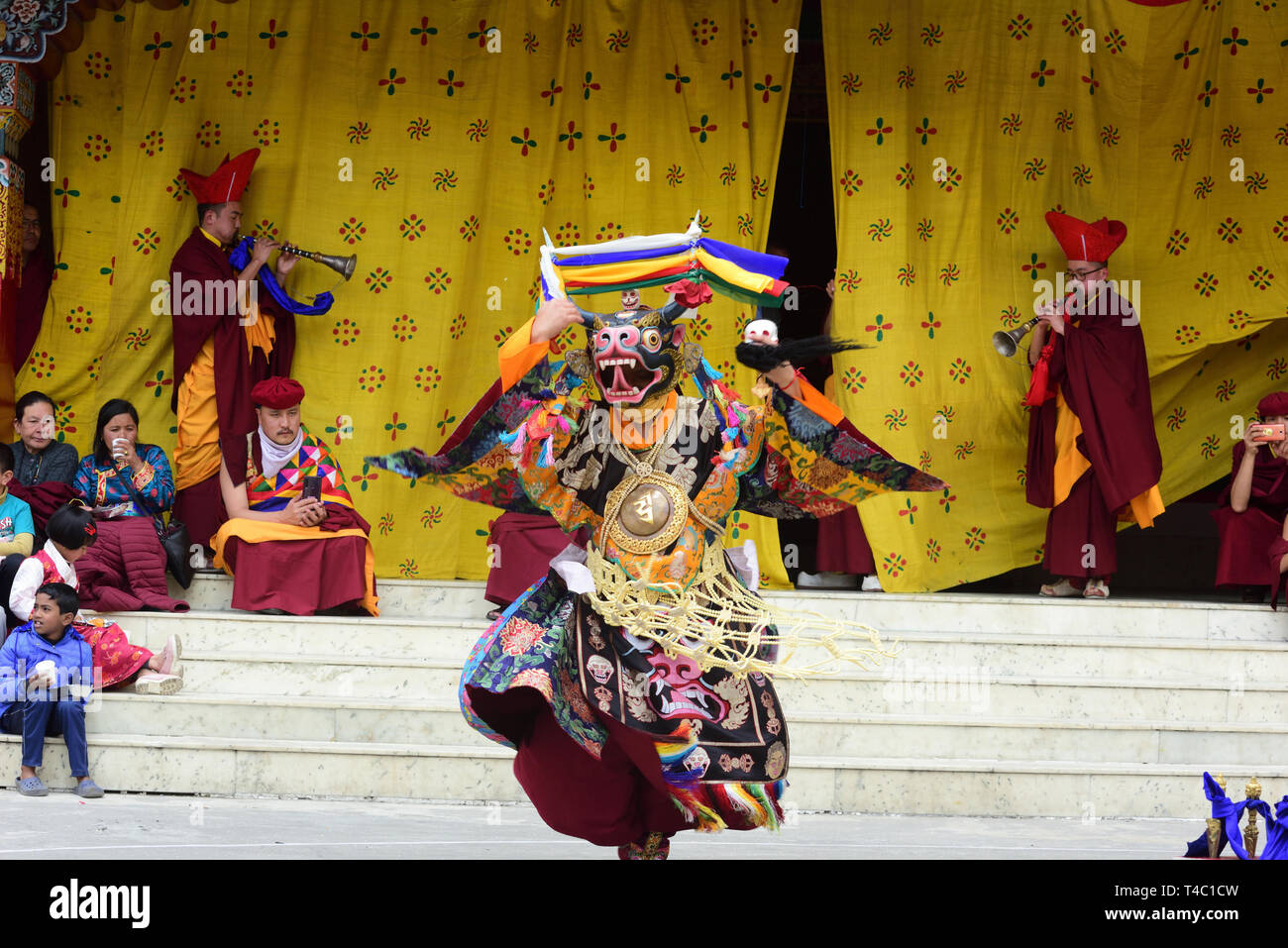 April 14, 2019-Dali, Darjeeling, West Bengal, Indien - Tshechu eine jährliche religiöse Buddhistische Festival durch die drukpa Linie der Karma-Kagyü-Schule des tibetischen Buddhismus gefeiert wird am zehnten Tag des Monats nach dem tibetischen Mondkalender entsprechend der Geburtstag von Guru Rimpoche (Guru Padmasambhava) wurde auf Druk Sang-Ngag Choling Kloster in Dali gehalten, Darjeeling auf 14/04/2019. Aber die genauen Monat des Tshechu variiert von Ort zu Ort und Kloster zu Kloster. Tshechus sind große Ereignisse, wo ganze Gemeinschaften gemeinsam Zeugnis Cham (Maske Tänze) Leistung von acht Manifestation kommen Stockfoto