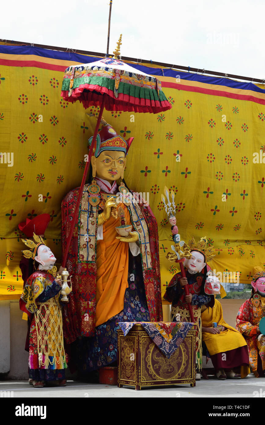 April 14, 2019-Dali, Darjeeling, West Bengal, Indien - Tshechu eine jährliche religiöse Buddhistische Festival durch die drukpa Linie der Karma-Kagyü-Schule des tibetischen Buddhismus gefeiert wird am zehnten Tag des Monats nach dem tibetischen Mondkalender entsprechend der Geburtstag von Guru Rimpoche (Guru Padmasambhava) wurde auf Druk Sang-Ngag Choling Kloster in Dali gehalten, Darjeeling auf 14/04/2019. Aber die genauen Monat des Tshechu variiert von Ort zu Ort und Kloster zu Kloster. Tshechus sind große Ereignisse, wo ganze Gemeinschaften gemeinsam Zeugnis Cham (Maske Tänze) Leistung von acht Manifestation kommen Stockfoto
