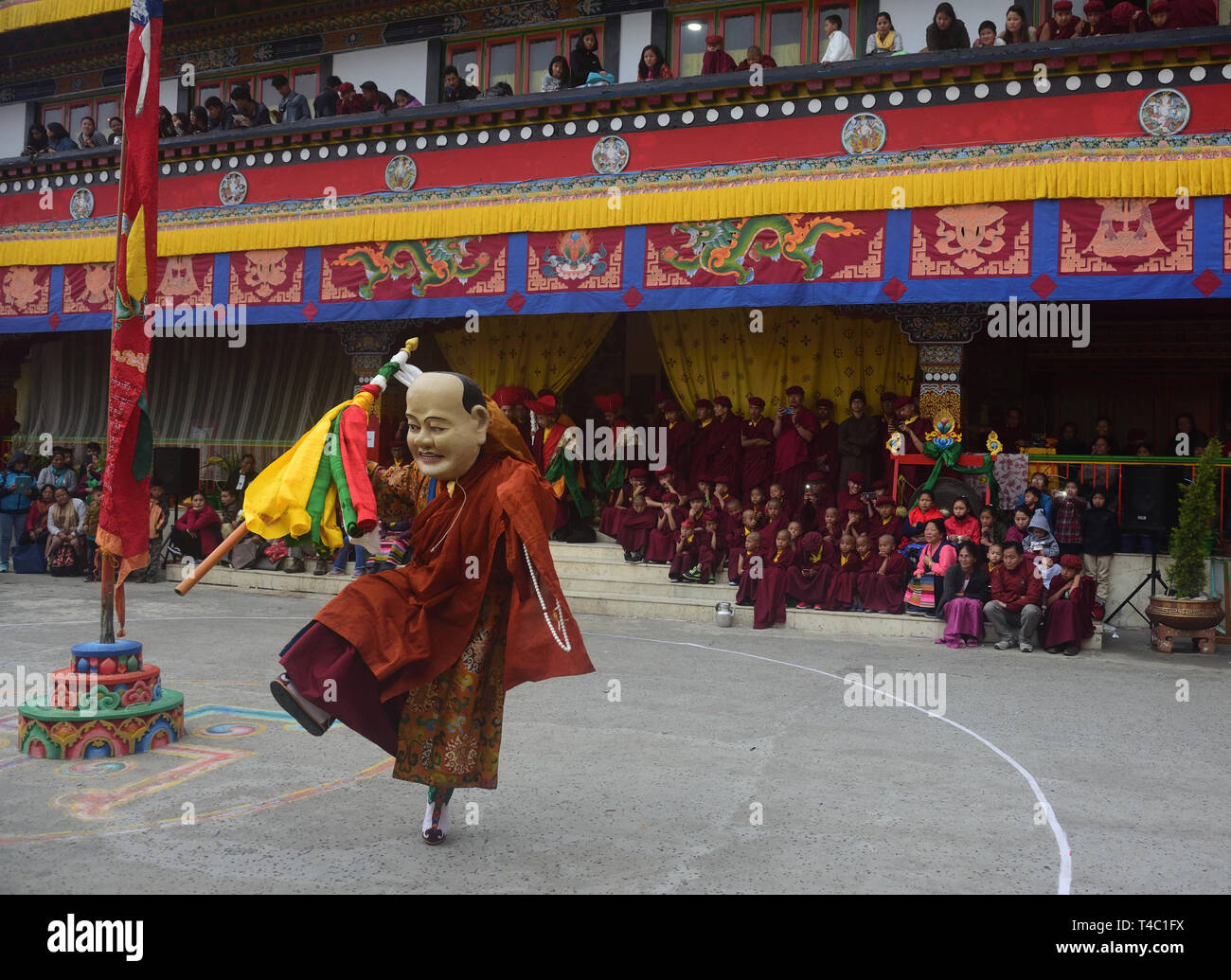 April 14, 2019-Dali, Darjeeling, West Bengal, Indien - Tshechu eine jährliche religiöse Buddhistische Festival durch die drukpa Linie der Karma-Kagyü-Schule des tibetischen Buddhismus gefeiert wird am zehnten Tag des Monats nach dem tibetischen Mondkalender entsprechend der Geburtstag von Guru Rimpoche (Guru Padmasambhava) wurde auf Druk Sang-Ngag Choling Kloster in Dali gehalten, Darjeeling auf 14/04/2019. Aber die genauen Monat des Tshechu variiert von Ort zu Ort und Kloster zu Kloster. Tshechus sind große Ereignisse, wo ganze Gemeinschaften gemeinsam Zeugnis Cham (Maske Tänze) Leistung von acht Manifestation kommen Stockfoto