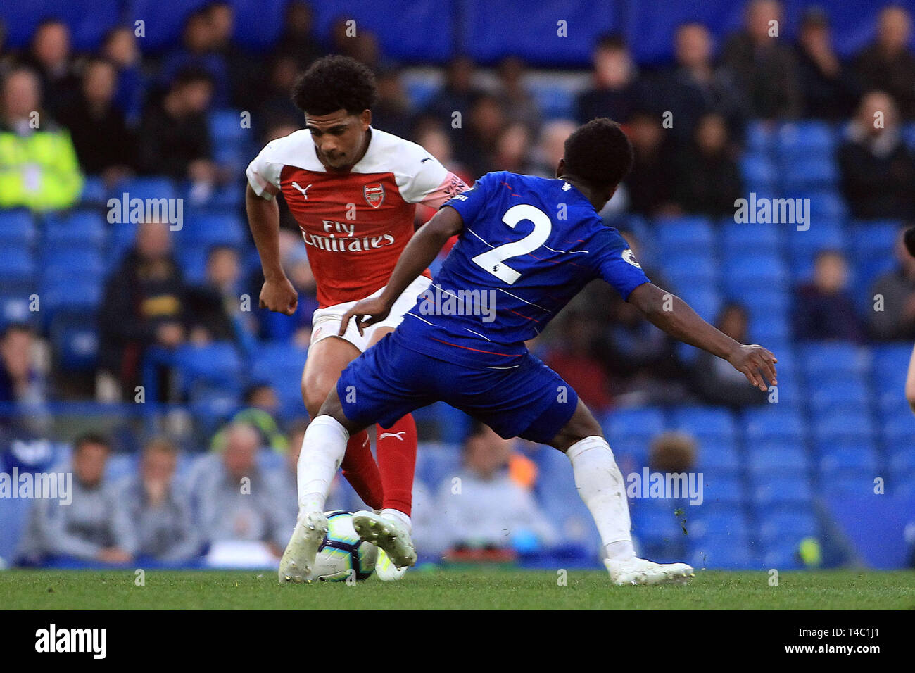 London, Großbritannien. 15. April 2019. Tariq Lamptey von Chelsea U23 (R) fouls Xavier Amaechi von Arsenal U 23 (L). PL2 übereinstimmen, Chelsea u23 v Arsenal u 23 an der Stamford Bridge in London am Montag, den 15. April 2019. Dieses Bild dürfen nur für redaktionelle Zwecke verwendet werden. Nur die redaktionelle Nutzung, eine Lizenz für die gewerbliche Nutzung erforderlich. Keine Verwendung in Wetten, Spiele oder einer einzelnen Verein/Liga/player Publikationen. pic von Steffan Bowen/Andrew Orchard sport Fotografie/Alamy leben Nachrichten Stockfoto