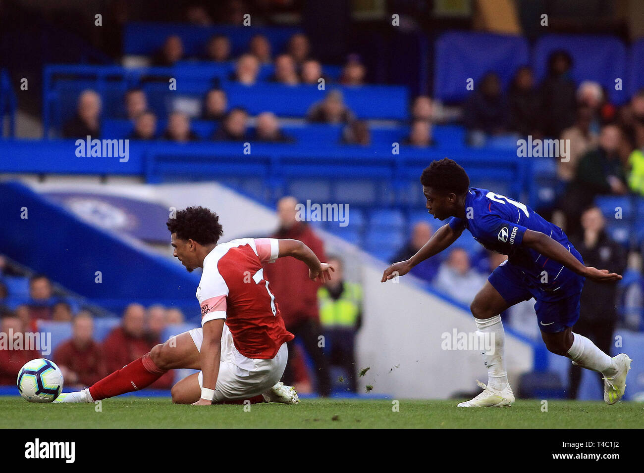 London, Großbritannien. 15. April 2019. Tariq Lamptey von Chelsea U23 (R) fouls Xavier Amaechi von Arsenal U 23 (L). PL2 übereinstimmen, Chelsea u23 v Arsenal u 23 an der Stamford Bridge in London am Montag, den 15. April 2019. Dieses Bild dürfen nur für redaktionelle Zwecke verwendet werden. Nur die redaktionelle Nutzung, eine Lizenz für die gewerbliche Nutzung erforderlich. Keine Verwendung in Wetten, Spiele oder einer einzelnen Verein/Liga/player Publikationen. pic von Steffan Bowen/Andrew Orchard sport Fotografie/Alamy leben Nachrichten Stockfoto