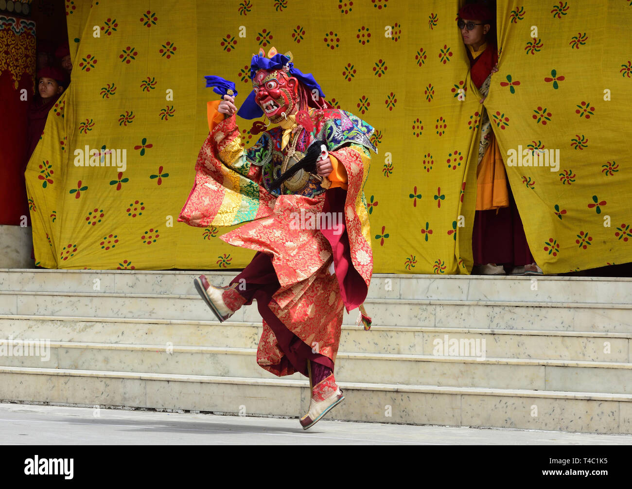 April 14, 2019-Dali, Darjeeling, West Bengal, Indien - Tshechu eine jährliche religiöse Buddhistische Festival durch die drukpa Linie der Karma-Kagyü-Schule des tibetischen Buddhismus gefeiert wird am zehnten Tag des Monats nach dem tibetischen Mondkalender entsprechend der Geburtstag von Guru Rimpoche (Guru Padmasambhava) wurde auf Druk Sang-Ngag Choling Kloster in Dali gehalten, Darjeeling auf 14/04/2019. Aber die genauen Monat des Tshechu variiert von Ort zu Ort und Kloster zu Kloster. Tshechus sind große Ereignisse, wo ganze Gemeinschaften gemeinsam Zeugnis Cham (Maske Tänze) Leistung von acht Manifestation kommen Stockfoto
