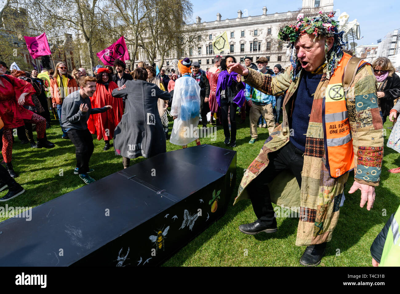 London, Großbritannien. 15. April 2019. Aussterben Rebellion Mitkämpfer im Parlament Platz nach New Orleans Trauerzug beginnen einige improvisatorischen Gruppe Aktivitäten. XR beabsichtigen, auf dem Platz zu bleiben, bis die Regierung die notwendigen Maßnahmen auf das globale Klima und ökologische Not. Sie sagen, es müssen die Menschen sagen, die Wahrheit über die Katastrophe wir konfrontiert sind, den Verlust der biologischen Vielfalt Einhalt zu gebieten, Treibhausgasemissionen zu verringern Net Zero von 2025 und durch die Montage eines Bürgers auf Klima und ökologische Gerechtigkeit geführt werden. Credit: Peter Marschall/Alamy leben Nachrichten Stockfoto