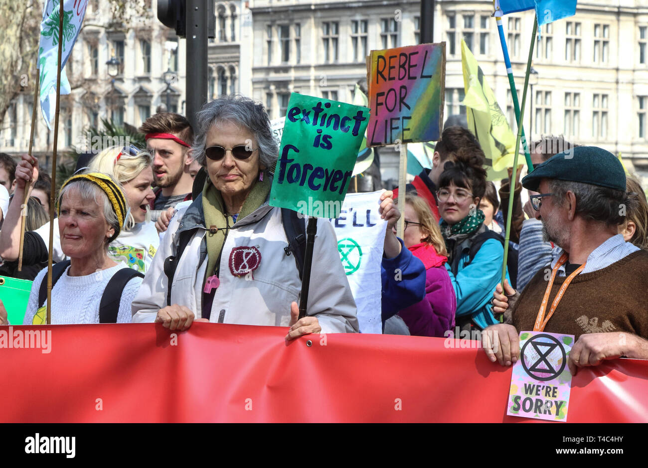 Die demonstranten gesehen eine große Fahne während das Aussterben Rebellion Demonstration in London. Aussterben Rebellion Demonstranten bringen London zum Stillstand. Die Demonstranten aufgereiht über die Ausfahrten zu den Parliament Square, Westminster, mit einigen Sitzen in der Straße. Die Gruppe Plan zu blockieren, die fünf der belebtesten und berühmtesten Orte in einer gewaltfreien, friedlichen Akt der Rebellion - für bis zu zwei Wochen Stockfoto