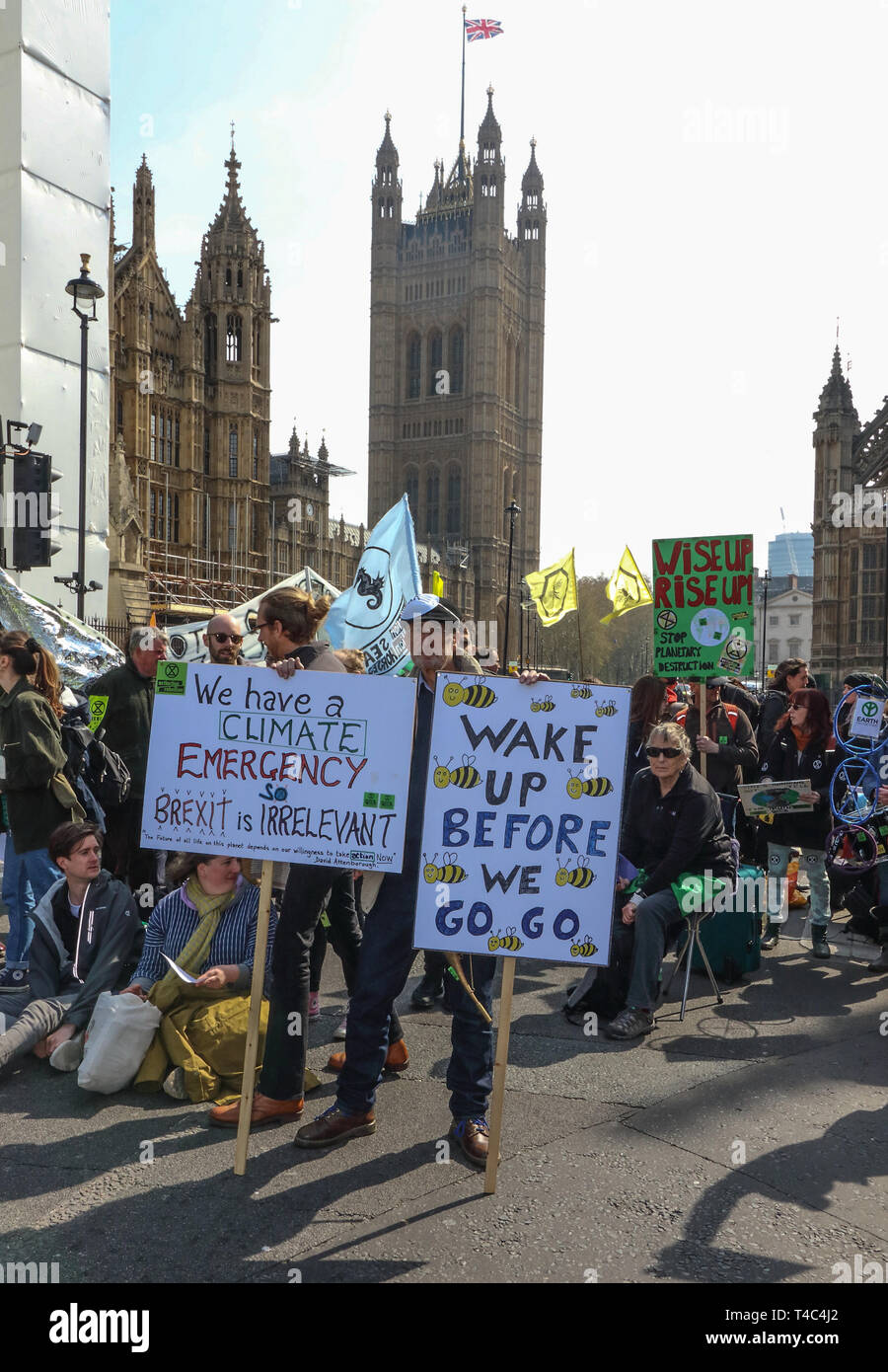 Die Demonstranten Plakate gesehen, während das Aussterben Rebellion Demonstration in London. Aussterben Rebellion Demonstranten bringen London zum Stillstand. Die Demonstranten aufgereiht über die Ausfahrten zu den Parliament Square, Westminster, mit einigen Sitzen in der Straße. Die Gruppe Plan zu blockieren, die fünf der belebtesten und berühmtesten Orte in einer gewaltfreien, friedlichen Akt der Rebellion - für bis zu zwei Wochen Stockfoto