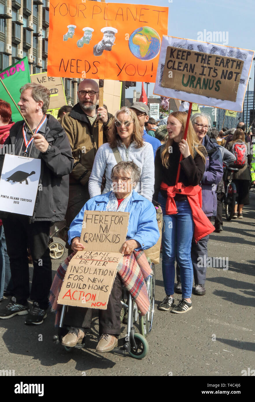 Eine ältere Demonstrantin hält ein Plakat gesehen, während das Aussterben Rebellion Demonstration in London. Aussterben Rebellion Demonstranten bringen London zum Stillstand. Die Demonstranten aufgereiht über die Ausfahrten zu den Parliament Square, Westminster, mit einigen Sitzen in der Straße. Die Gruppe Plan zu blockieren, die fünf der belebtesten und berühmtesten Orte in einer gewaltfreien, friedlichen Akt der Rebellion - für bis zu zwei Wochen Stockfoto