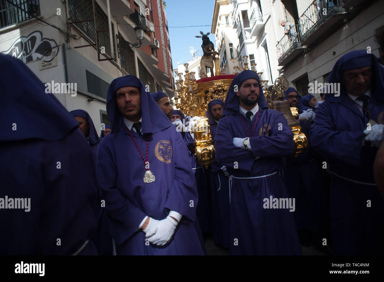 Büßer von "GITANOS" bruderschaft werden gesehen, als sie an einer Prozession während der Heiligen Woche. In Andalusien, die Heilige Woche ist eines der wichtigsten und berühmtesten religiösen Fest aus Spanien. Jedes Jahr werden Tausende von Gläubigen feiern die Heilige Woche in der Osterzeit mit der Kreuzigung und Auferstehung von Jesus Christus. Stockfoto