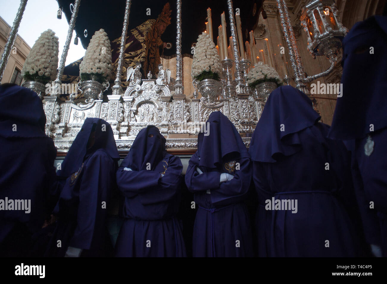 Büßer von "Pasion ' Bruderschaft gesehen Warten in einer Prozession während der Heiligen Woche. In Andalusien, die Heilige Woche ist eines der wichtigsten und berühmtesten religiösen Fest aus Spanien. Jedes Jahr werden Tausende von Gläubigen feiern die Heilige Woche in der Osterzeit mit der Kreuzigung und Auferstehung von Jesus Christus. Stockfoto