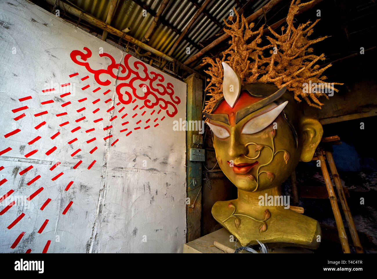 Konzeptuelle künstlerische Arbeiten auf einer Installation von Devi Durga in einem Künstler während der Anlass gesehen. Künstler aus Kumortuli, der Handwerker Hub von Kolkata anderen Wand Kunst, Graffiti, live Installation, Idol - Kunst, Gemälde, Street Art anlässlich der Welt Kunst Tag & offen für Public Display am 14. und 15. April 2019. Stockfoto