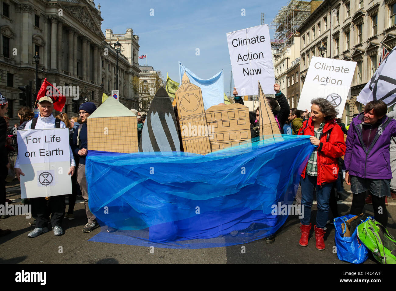 Umweltaktivisten werden gesehen, Plakate während des Protestes. Aktivisten protestieren am Parliament Square anspruchsvolle für dringende Maßnahmen der Regierung zum Klimawandel, der Protest wurde vom Aussterben Rebellion organisiert. Stockfoto