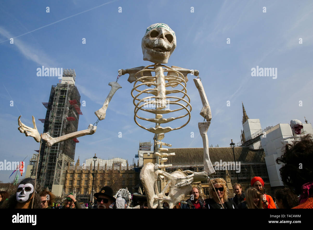 Umweltaktivisten sind mit einem Skelett während der Demonstration im Parlament Platz gesehen. Aktivisten protestieren am Parliament Square anspruchsvolle für dringende Maßnahmen der Regierung zum Klimawandel, der Protest wurde vom Aussterben Rebellion organisiert. Stockfoto