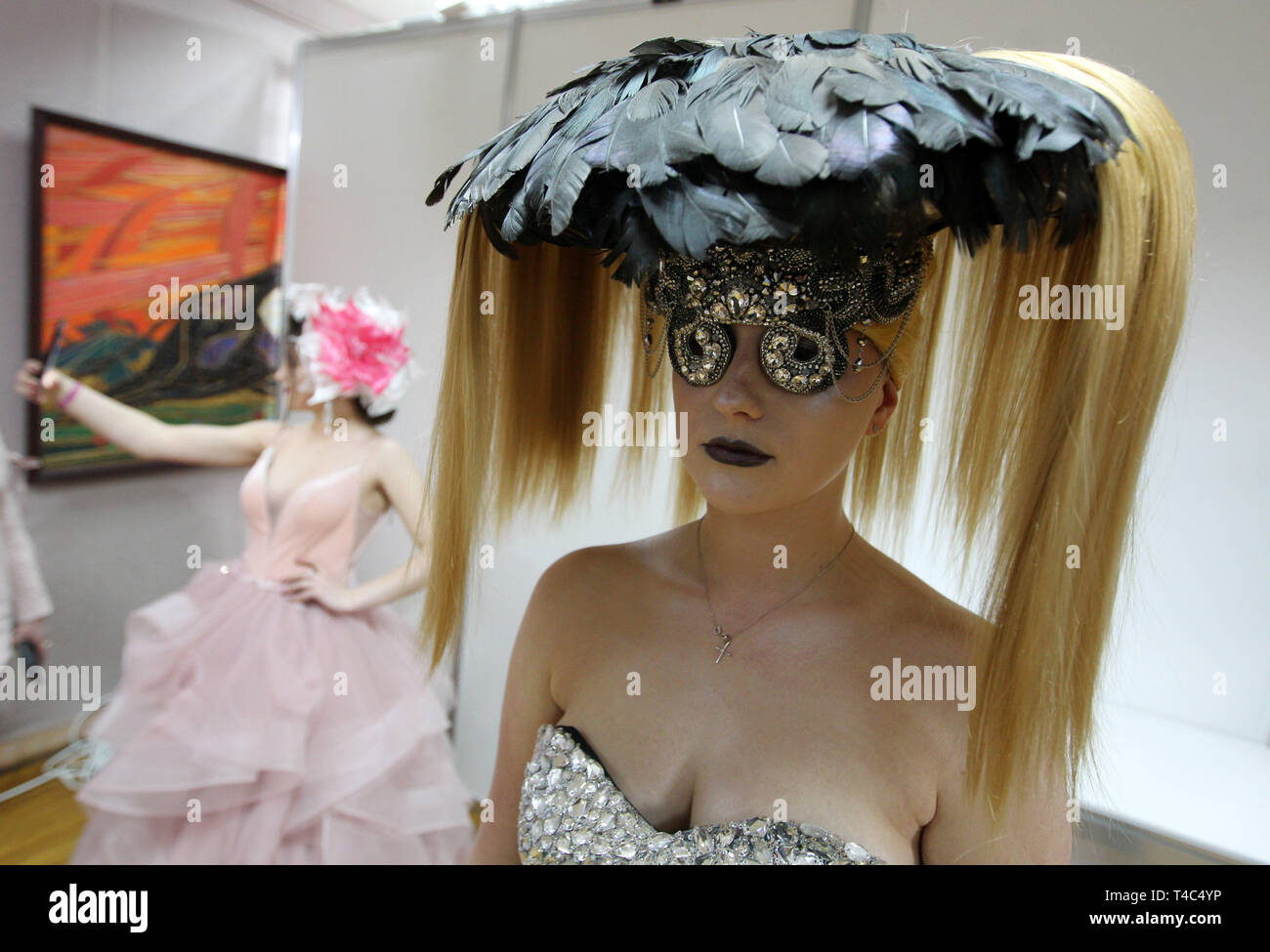 Ein Modell gesehen, die während der jährlichen Internationalen friseure Festival, Crystal Angel in Kiew. Die Friseur-und Make-up-Künstler in der Internationalen Festival friseur Kunst, Mode und Design Crystal Angel in Kiew teilgenommen. Stockfoto