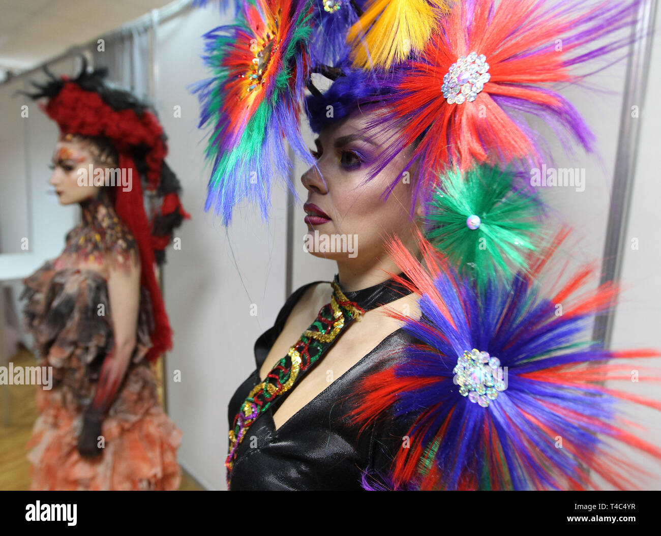Modelle gesehen werden präsentiert während der jährlichen Internationalen friseure Festival, Crystal Angel in Kiew. Die Friseur-und Make-up-Künstler in der Internationalen Festival friseur Kunst, Mode und Design Crystal Angel in Kiew teilgenommen. Stockfoto