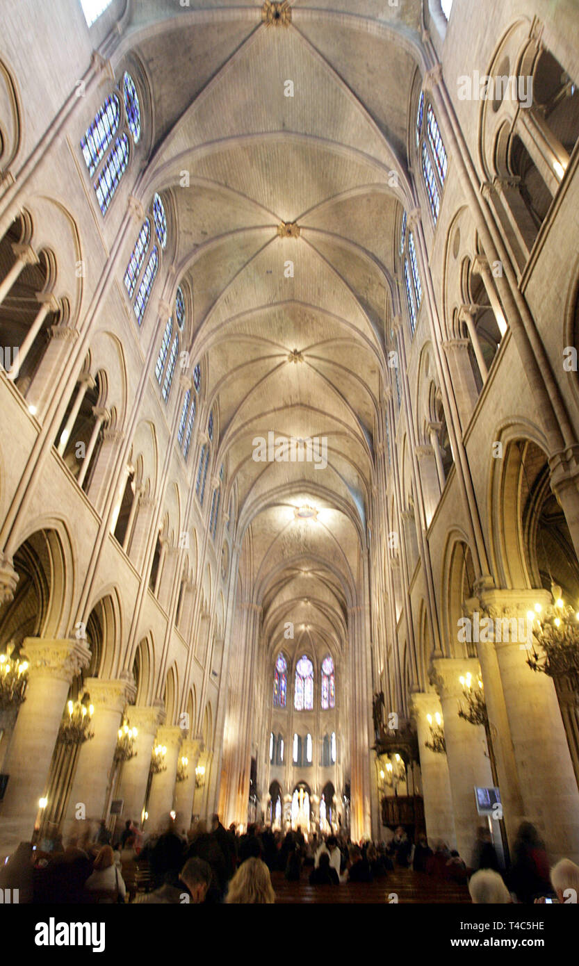 Paris, Frankreich. 26 Mär, 2007. Das Bild zeigt den Innenraum der Kathedrale Notre Dame in Paris, Frankreich, 26. März 2007. Der Bau der Kathedrale zählen zu den frühesten gotischen Kirchen in Frankreich begann im Jahre 1163 und wurde 1345 abgeschlossen. Credit: Andreas Gebert | Verwendung weltweit/dpa/Alamy leben Nachrichten Stockfoto