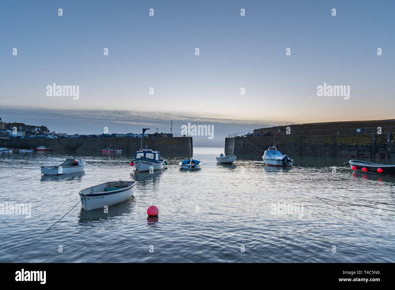 Fowey, Cornwall, UK. 16 Apr, 2019. UK Wetter. Nach 3 Tagen von Gale force Wind und Regen, das Wetter hat Runde heute Morgen vor dem Osterwochenende schwang. Es war ruhig und mild bei Sonnenaufgang mit dem Versprechen auf einen heißen Tag vor. Foto: Simon Maycock/Alamy leben Nachrichten Stockfoto