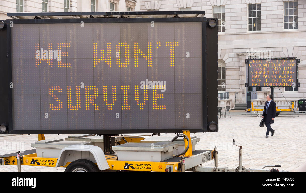 London, Großbritannien. 16 Apr, 2019. 'ReDUCE SPEED JETZT!" durch amerikanische Künstler Justin Brice Guariglia, einem großen Innenhof Installation öffnet bei Somerset House Start Tag der Erde Jahreszeit, zwei Wochen von Installationen und Events erkunden kreative Antworten auf den Klimawandel. Von neun großen Solar- LED Schilder in der Regel auf Autobahnen gesehen, die Installation bringt die kritische Stimmen der internationalen Aktivisten, Dichter und Denker der globalen ökologischen Krise. Credit: Stephen Chung/Alamy leben Nachrichten Stockfoto