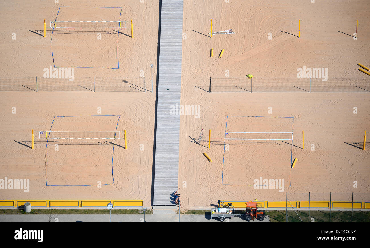 16 April 2019, Bayern, München: Arbeitnehmer nutzen das schöne Wetter und die beachvolleyballplätze auf einer Sportanlage. Foto: Sven Hoppe/dpa Stockfoto