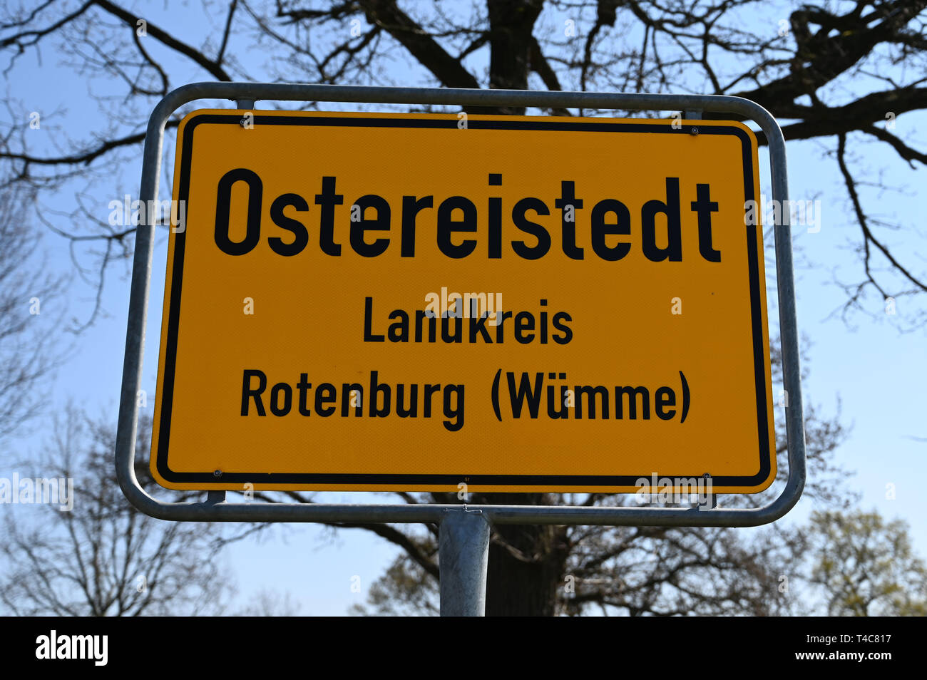 16 April 2019, Niedersachsen Ostereistedt: Der Himmel über dem ostereistedt Ortsschild ist blau. Hier werden Kinder aus der ganzen Welt Briefe an Hanni Hase zu Ostern, die dann bei der Post in Zeven beantwortet werden. Foto: Carmen Jaspersen/dpa Stockfoto