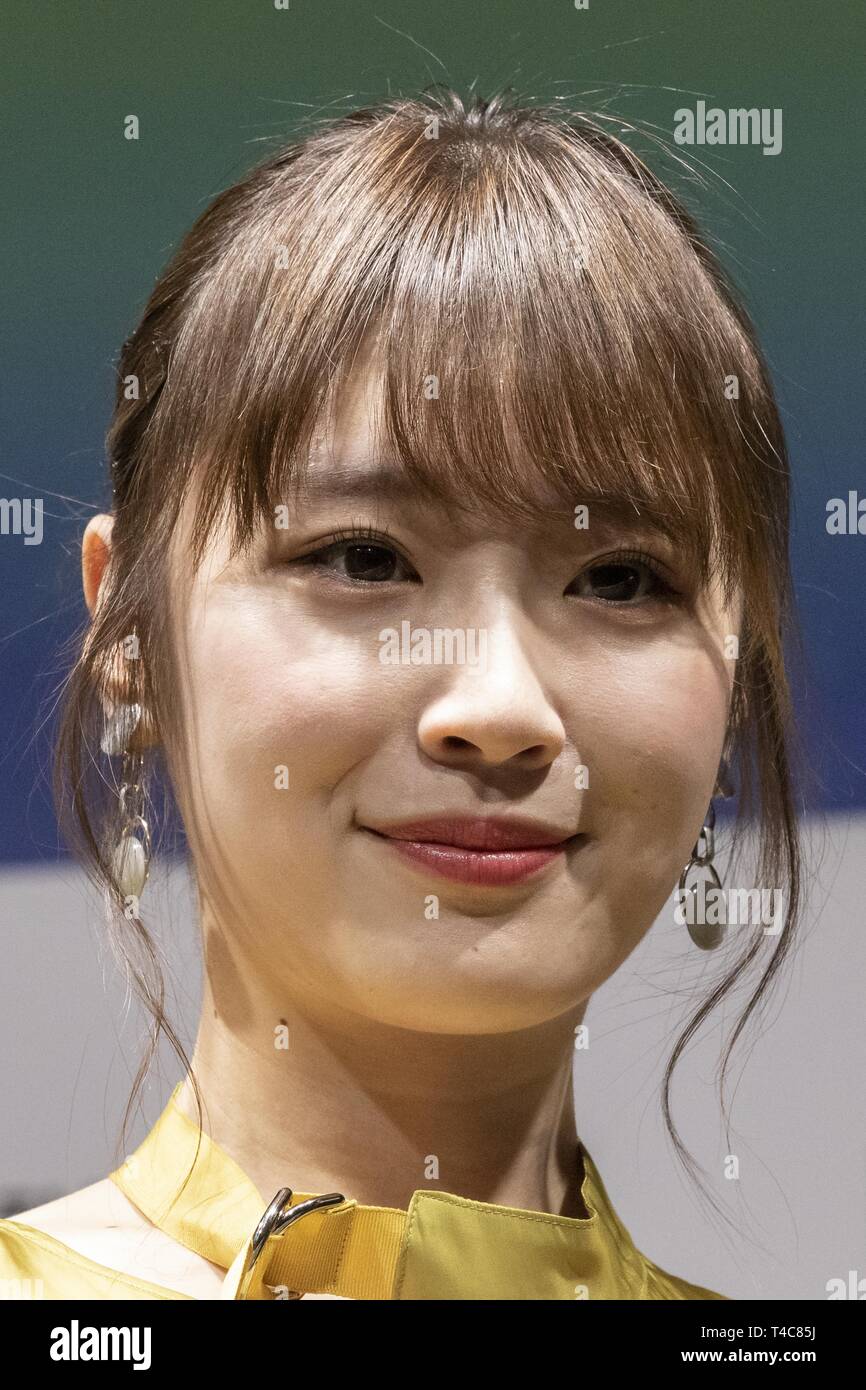 Tokio, Japan. 16 Apr, 2019. Japanisches idol Kazumi Takayama nimmt an einer Pressekonferenz eine neue Service Line Roman und Reiwa Roman Auszeichnung, welche Benutzer soll auf seinen ersten Roman contest ihre Kreationen Senden durch ihre App vom 16. April bis 30. September teilzunehmen, zu verkünden. Credit: Rodrigo Reyes Marin/ZUMA Draht/Alamy leben Nachrichten Stockfoto