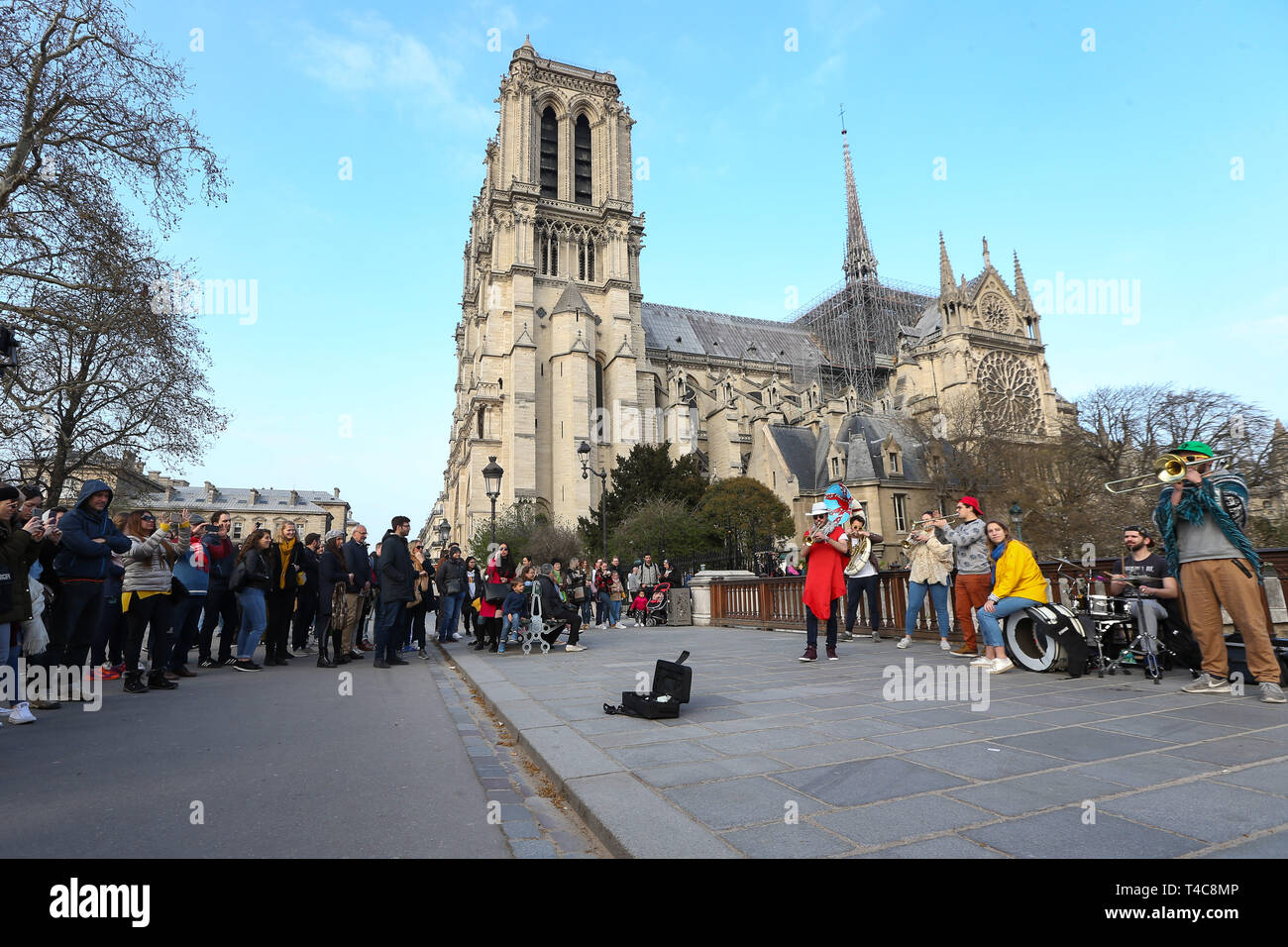 (190416) -- PARIS, April 16, 2019 (Xinhua) - Datei Foto am 23. März 2019 zeigt das Äußere der Kathedrale Notre Dame in Paris, Frankreich. Die Brandkatastrophe in der Kathedrale Notre Dame in Paris ist nach dem Brennen 15 Stunden, lokale Medien am 16. April 2019 gemeldet. Im frühen Abend am 15. April, brach ein Feuer in der berühmten Kathedrale. Online footage zeigte dicker Rauch Wogenden von oben auf den Dom und die riesige Flammen zwischen seinen zwei Glockentürme engulfing der Turm und das gesamte Dach, die beide später zusammenbrach. Notre Dame ist als eine der schönsten e Stockfoto
