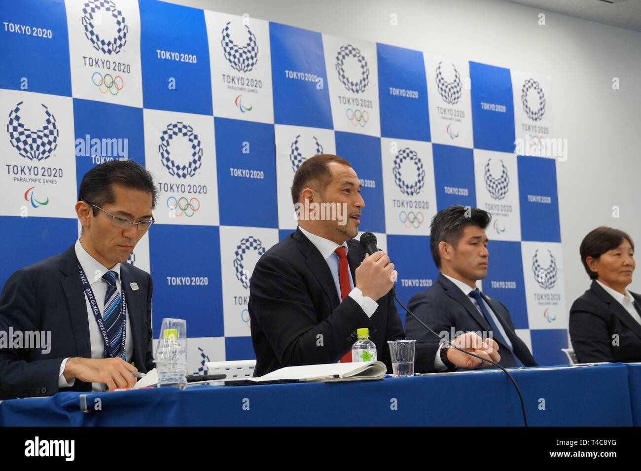 Tokyo, Tokio 2020 olympischen Wettbewerb Zeitplan in Tokio. 16 Apr, 2019. Reika Utsugi (1. R), Head Coach der nationalen Softball Japans Frauen Team, Kosei Inoue (2. R), Head Coach der japanischen nationalen judo Team, und Koji Murofushi (2 l), Tokio 2020 Sport Direktor, an einer Pressekonferenz über die detaillierten Tokio olympischen Wettbewerb Zeitplan bis 2020 in Tokio, Japan, am 16. April 2019. Credit: Shen Honghui/Xinhua/Alamy leben Nachrichten Stockfoto