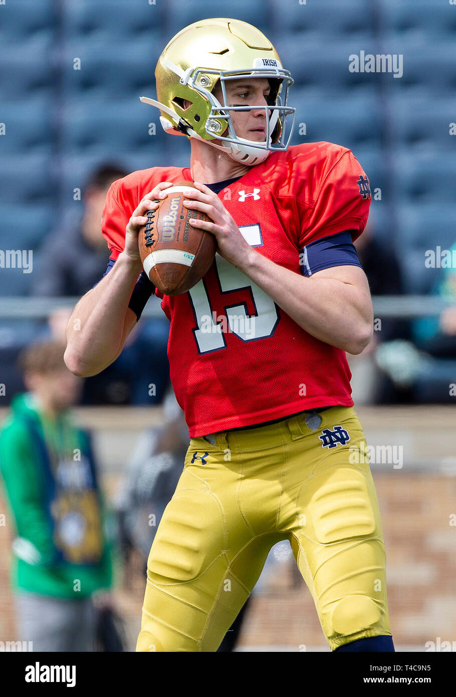 April 13, 2019: Notre Dame Quarterback Phil Jurkovec (15) den Ball während der Notre Dame 90. jährlichen Blue-Gold Frühling Fußball-Spiel im Notre Dame Stadium in South Bend, Indiana. Mit einem benutzerdefinierten zählendes Format, die Verteidigung erwarb einen 58-45 Sieg über die Handlung. Johann Mersits/CSM Stockfoto