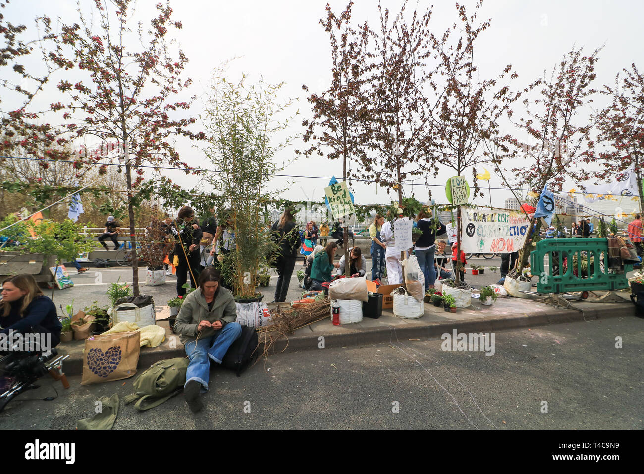 London, Großbritannien. 16 Apr, 2019. Demonstranten aus dem Umfeld der Gruppe Aussterben Rebellion block Waterloo Bridge und mehrere Kreuzungen an (Hyde Park, Oxford Circus, und Parliament Square) in London als Teil der laufenden Protest zu verlangen dringende Maßnahmen, die von der BRITISCHEN Regierung "Notfall auf die Klimakrise und die Auswirkungen der globalen Erwärmung Credit: Amer ghazzal/Alamy Leben Nachrichten zu erklären. Stockfoto