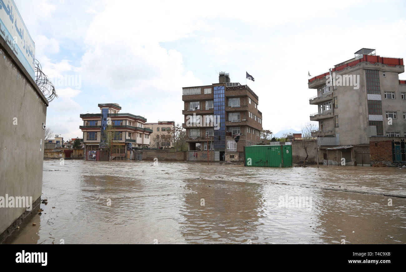 Kabul, Afghanistan. 16 Apr, 2019. Foto auf April 16, 2019 zeigt Gebäude durch Hochwasser in Kabul, der Hauptstadt Afghanistans umgeben. Eine Person hat Tote gemeldet worden, nachdem die Kabul Fluss in der Hauptstadt des Landes überflutet, wo die Regierung eine Warnung, Leute zu fragen, hochwassergefährdeten Gebieten und die Häuser an den beiden Ufern des Flusses zu verlassen, als die steigende Überlauf unkontrollierbar wurde. Credit: Rahmat Alizadah/Xinhua/Alamy leben Nachrichten Stockfoto