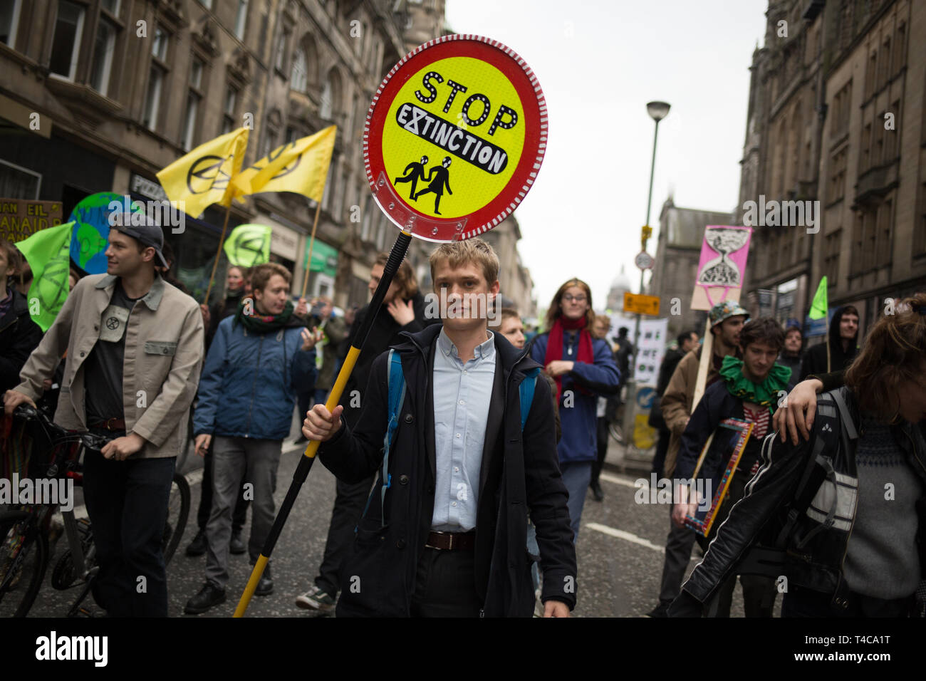 Edinburgh, Schottland, 16. April 2019. Aussterben Rebellion (Schottland) Klima Demonstranten herunterfahren North Bridge für den Verkehr während der "Internationale Tag der Rebellion", fordern die Regierung ein Klima Notstand auszurufen, in Edinburgh, Schottland, am 16. April 2019. Quelle: Jeremy Sutton-Hibbert / alamy Leben Nachrichten Stockfoto