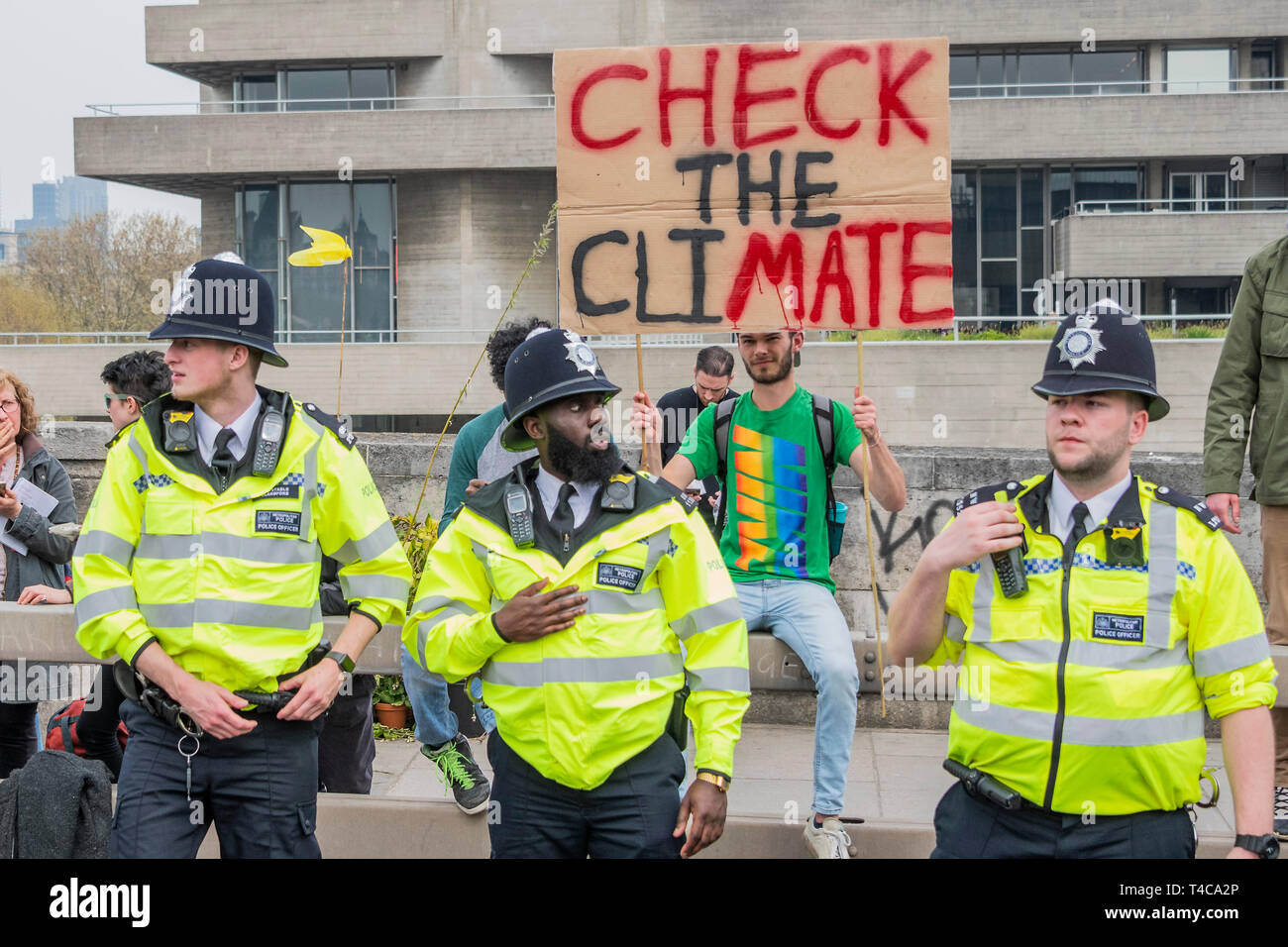 London, Großbritannien. 16 Apr, 2019. Polizei warnt Menschen blockieren Waterloo Bridge unter den öffentlichen Auftrag handeln und dann anhalten, wenn Sie zum Marble Arch zu verweigern. Es ist meistens gut gelaunt, aber einige sind weg zum Beifall vom Rest - Tag 2 - Demonstranten vor dem Aussterben Rebellion Block mehrere (Hyde Park, Oxford Cuircus, warterloo Brücke und Parliament Square) Kreuzungen in London als Teil der laufenden Aktion, die von der britischen Regierung, auf die 'Klima' nachfrage chrisis gezogen. Die Aktion ist Teil einer international koordinierten protestieren. Credit: Guy Bell/Alamy leben Nachrichten Stockfoto