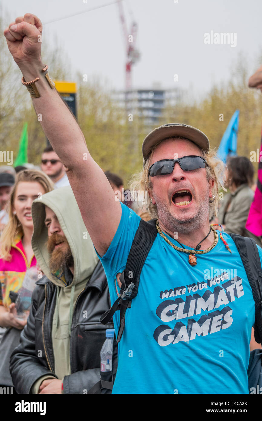 London, Großbritannien. 16 Apr, 2019. Demonstranten auf der Waterloo Bridge - Tag 2 - Demonstranten vor dem Aussterben Rebellion Block mehrere (Hyde Park, Oxford Cuircus, warterloo Brücke und Parliament Square) Kreuzungen in London als Teil der laufenden Aktion, die von der britischen Regierung, auf die 'Klima chrisis" verlangen. Die Aktion ist Teil einer international koordinierten protestieren. Credit: Guy Bell/Alamy leben Nachrichten Stockfoto