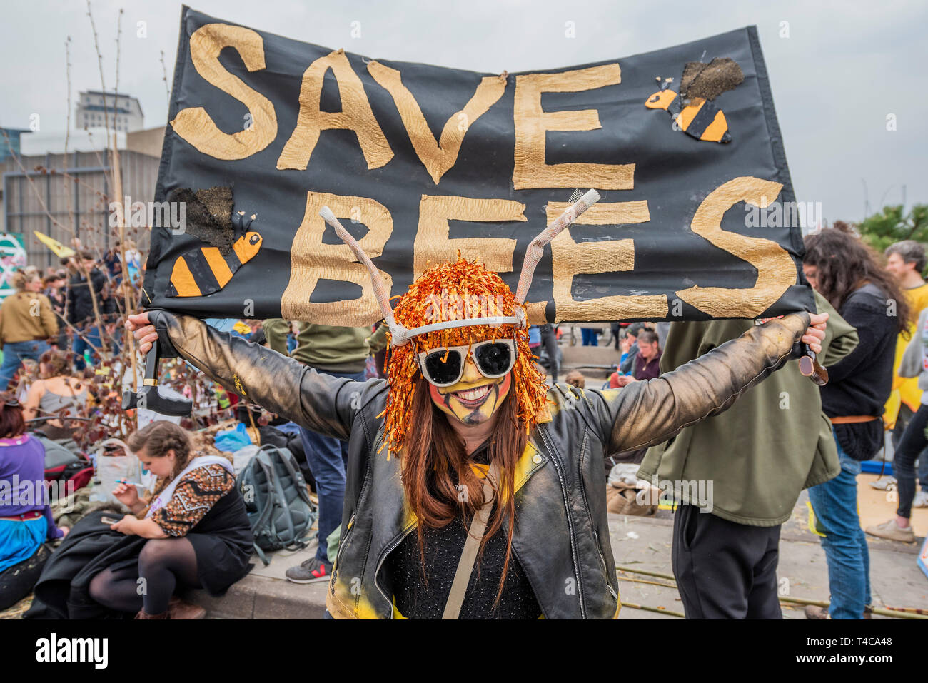 London, Großbritannien. 16 Apr, 2019. Speichern Sie die Bienen auf der Waterloo Bridge - Tag 2 - Demonstranten vor dem Aussterben Rebellion Block mehrere (Hyde Park, Oxford Cuircus, warterloo Brücke und Parliament Square) Kreuzungen in London als Teil der laufenden Protest zu handeln, die von der BRITISCHEN Regierung auf der "Klima chrisis" verlangen. Die Aktion ist Teil einer international koordinierten protestieren. Credit: Guy Bell/Alamy leben Nachrichten Stockfoto