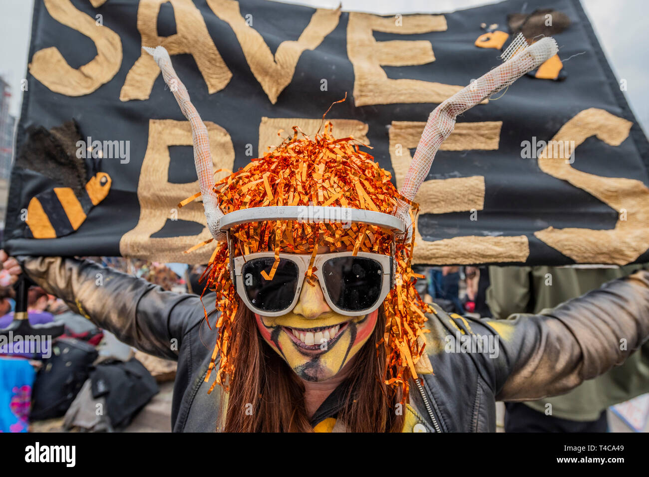 London, Großbritannien. 16 Apr, 2019. Speichern Sie die Bienen auf der Waterloo Bridge - Tag 2 - Demonstranten vor dem Aussterben Rebellion Block mehrere (Hyde Park, Oxford Cuircus, warterloo Brücke und Parliament Square) Kreuzungen in London als Teil der laufenden Protest zu handeln, die von der BRITISCHEN Regierung auf der "Klima chrisis" verlangen. Die Aktion ist Teil einer international koordinierten protestieren. Credit: Guy Bell/Alamy leben Nachrichten Stockfoto