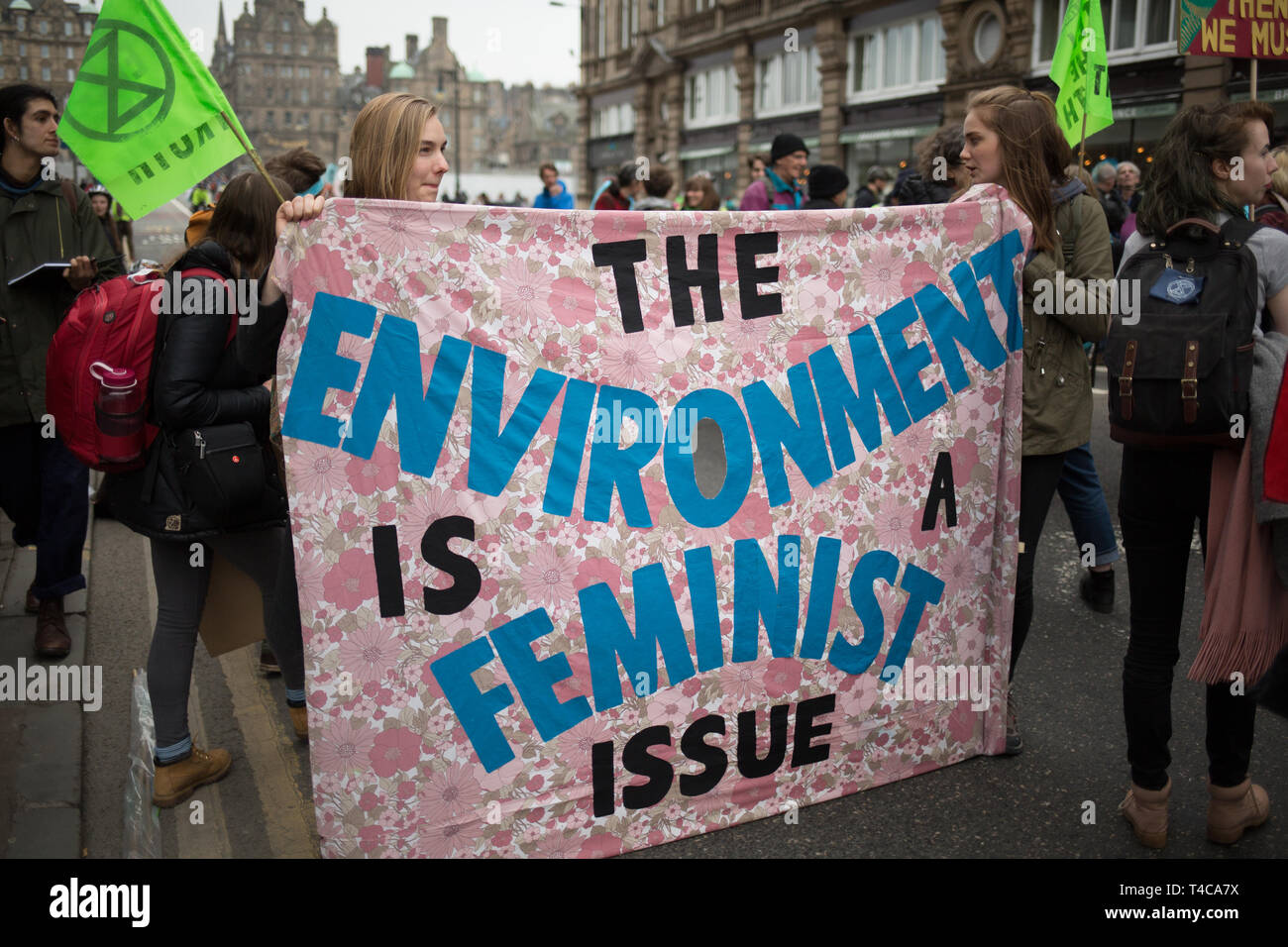 Edinburgh, Schottland, 16. April 2019. Aussterben Rebellion (Schottland) Klima Demonstranten herunterfahren North Bridge für den Verkehr während der "Internationale Tag der Rebellion", fordern die Regierung ein Klima Notstand auszurufen, in Edinburgh, Schottland, am 16. April 2019. Quelle: Jeremy Sutton-Hibbert / alamy Leben Nachrichten Stockfoto