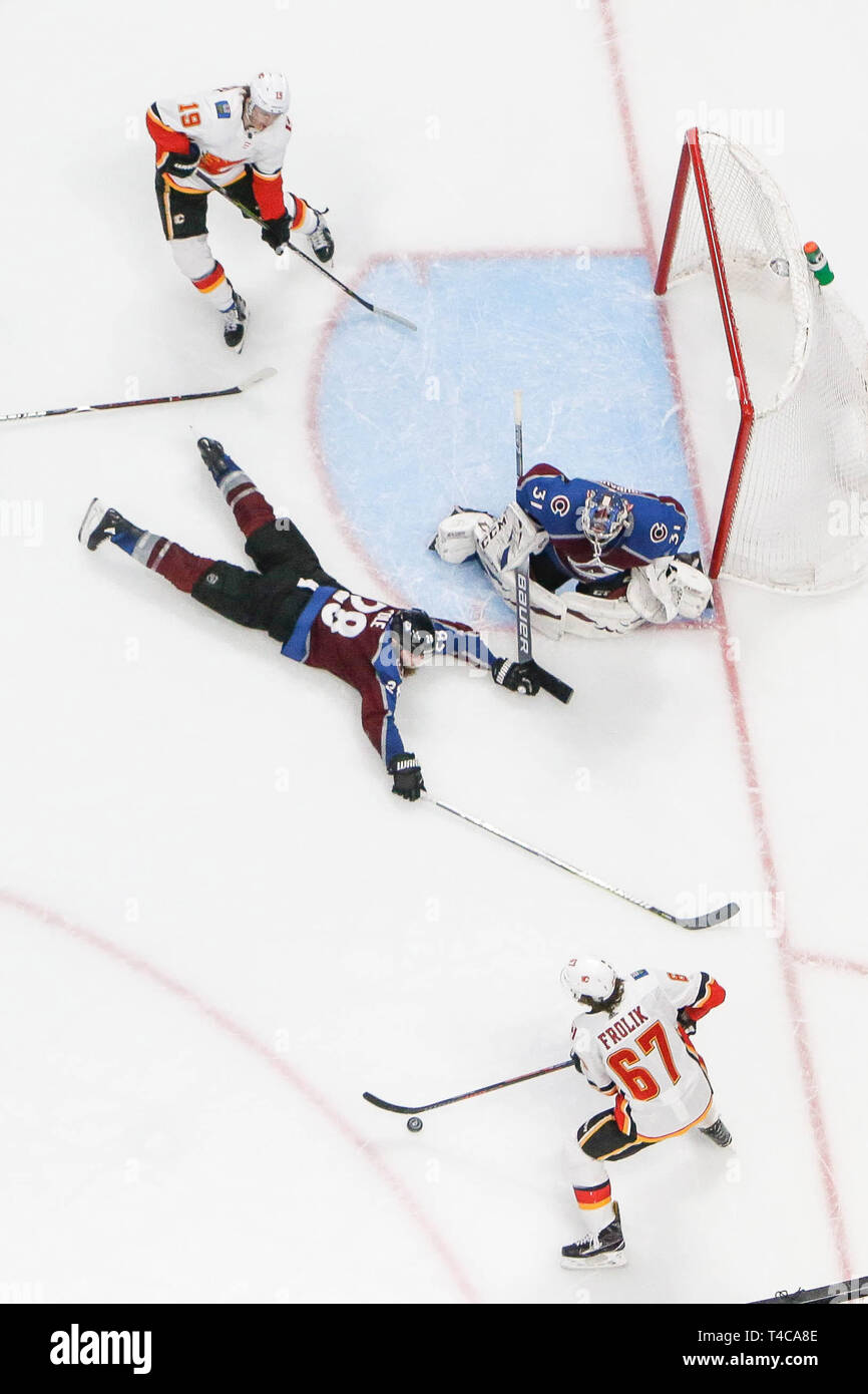 Denver, Colorado, USA. 15 Apr, 2019. Calgary Flames rechten Flügel Michael Frolik (67) sieht aus wie Colorado Avalanche defenseman Ian Cole (28) und die Colorado Avalanche Torwart Philipp Grubauer (31) verteidigen und Calgary Flames linke Flügel Matthew Tkachuk (19) für die Pass während der Calgary Flames, Colorado Avalanche NHL Playoff Spiel bei Pepsi Center in Denver, Colorado. Colorado besiegt Calgary 6-2. John Crouch/CSM/Alamy leben Nachrichten Stockfoto