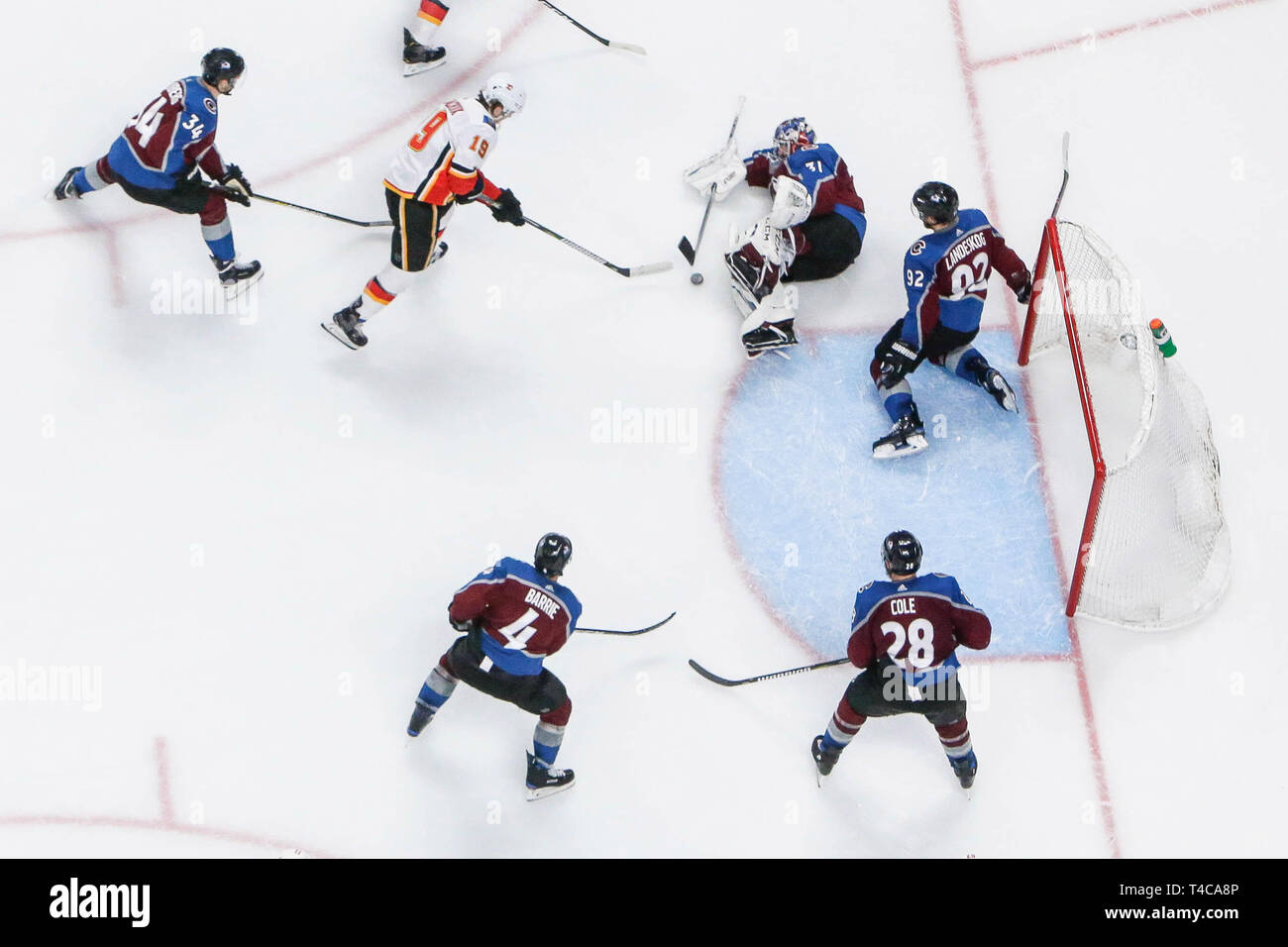 Denver, Colorado, USA. 15 Apr, 2019. Calgary Flames linke Flügel Matthew Tkachuk (19) Schuss nimmt als Colorado Avalanche Torwart Semyon Varlamov (1) erstreckt sich auf das Eis während der Calgary Flames, Colorado Avalanche NHL Playoff Spiel bei Pepsi Center in Denver, Colorado. Colorado besiegt Calgary 6-2. John Crouch/CSM/Alamy leben Nachrichten Stockfoto