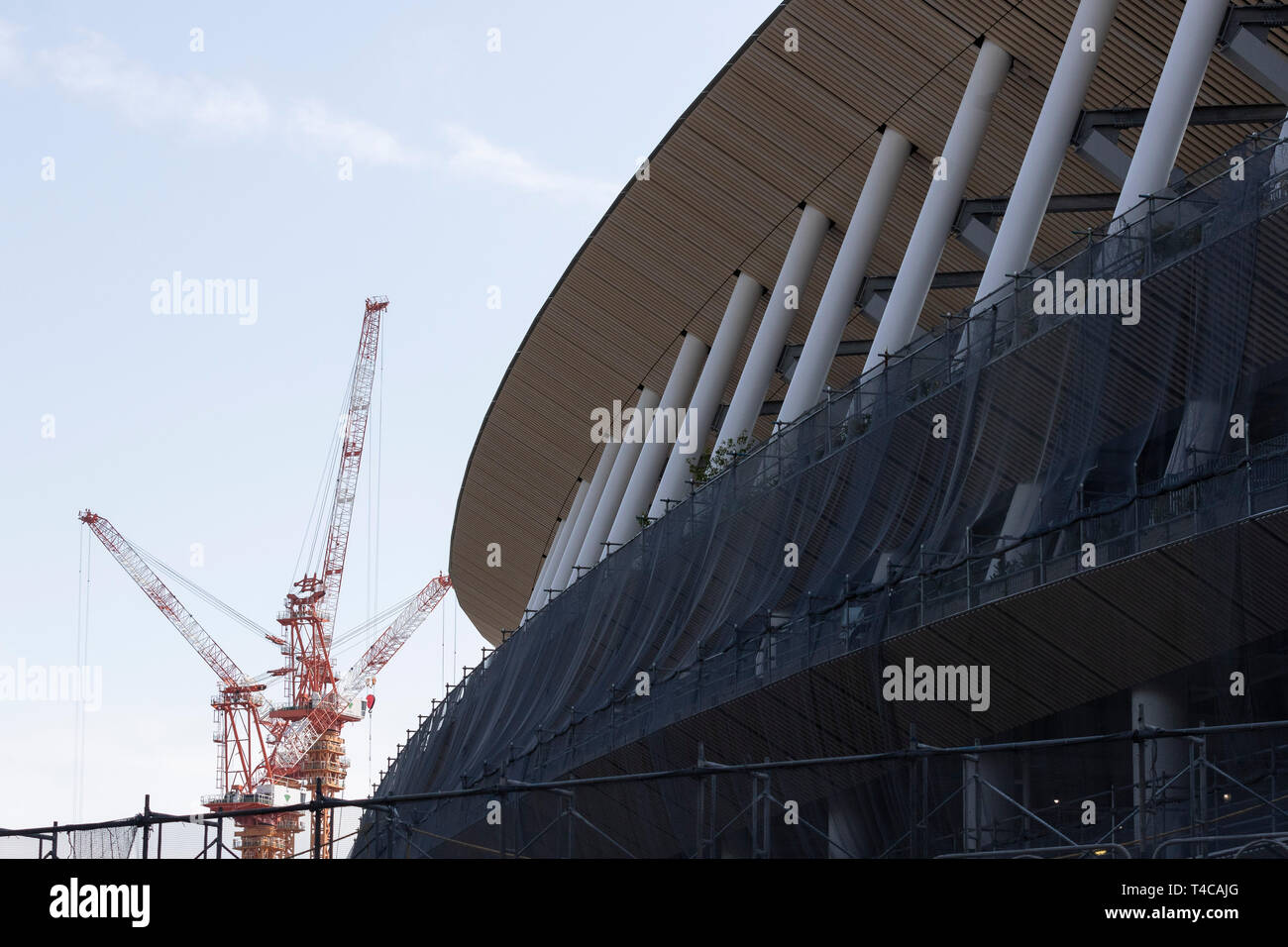 Tokio, Japan. 16 Apr, 2019. Bauarbeiten am neuen National Stadium. Das neue Nationalstadion wird der Schauplatz für Tokio Olympischen und Paralympischen Spiele 2020. Credit: Rodrigo Reyes Marin/LBA/Alamy leben Nachrichten Stockfoto