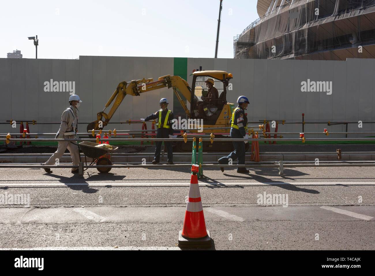 Tokio, Japan. 16 Apr, 2019. Arbeitnehmer weiterhin den Bau der neuen National Stadium. Das neue Nationalstadion wird der Schauplatz für Tokio Olympischen und Paralympischen Spiele 2020. Credit: Rodrigo Reyes Marin/LBA/Alamy leben Nachrichten Stockfoto