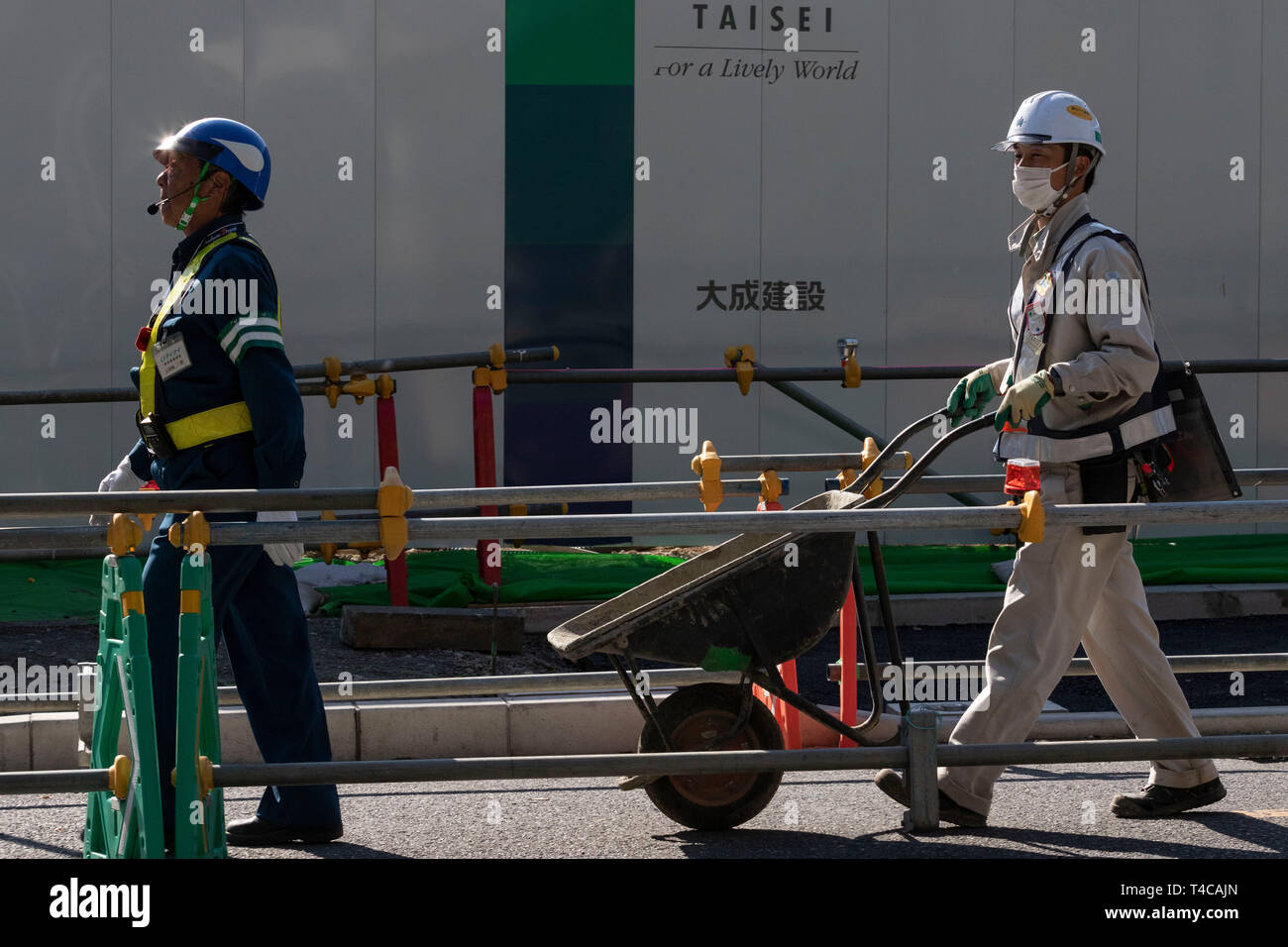 Tokio, Japan. 16 Apr, 2019. Arbeitnehmer weiterhin den Bau der neuen National Stadium. Das neue Nationalstadion wird der Schauplatz für Tokio Olympischen und Paralympischen Spiele 2020. Credit: Rodrigo Reyes Marin/LBA/Alamy leben Nachrichten Stockfoto
