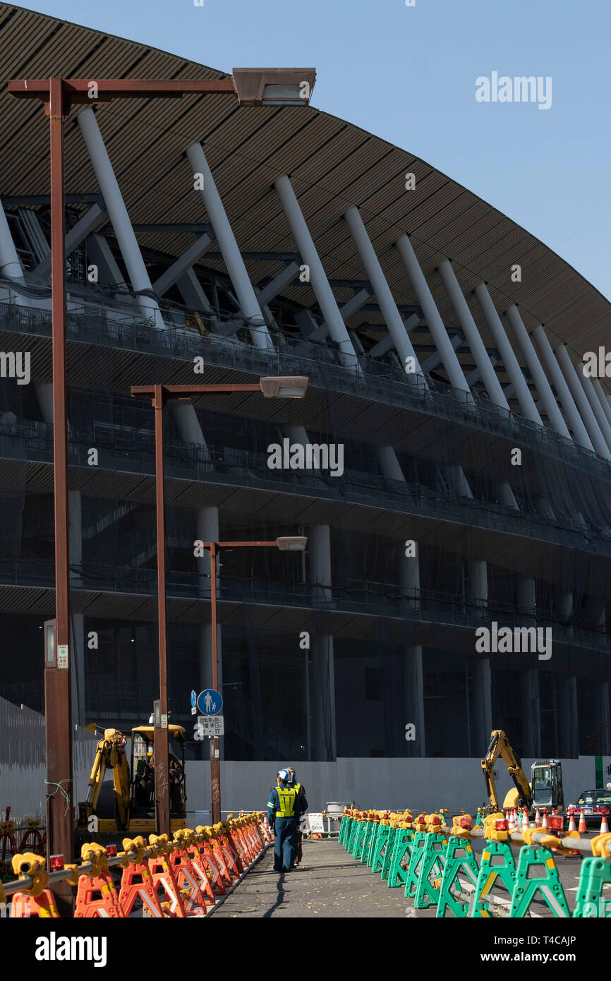 Tokio, Japan. 16 Apr, 2019. Arbeitnehmer weiterhin den Bau der neuen National Stadium. Das neue Nationalstadion wird der Schauplatz für Tokio Olympischen und Paralympischen Spiele 2020. Credit: Rodrigo Reyes Marin/LBA/Alamy leben Nachrichten Stockfoto