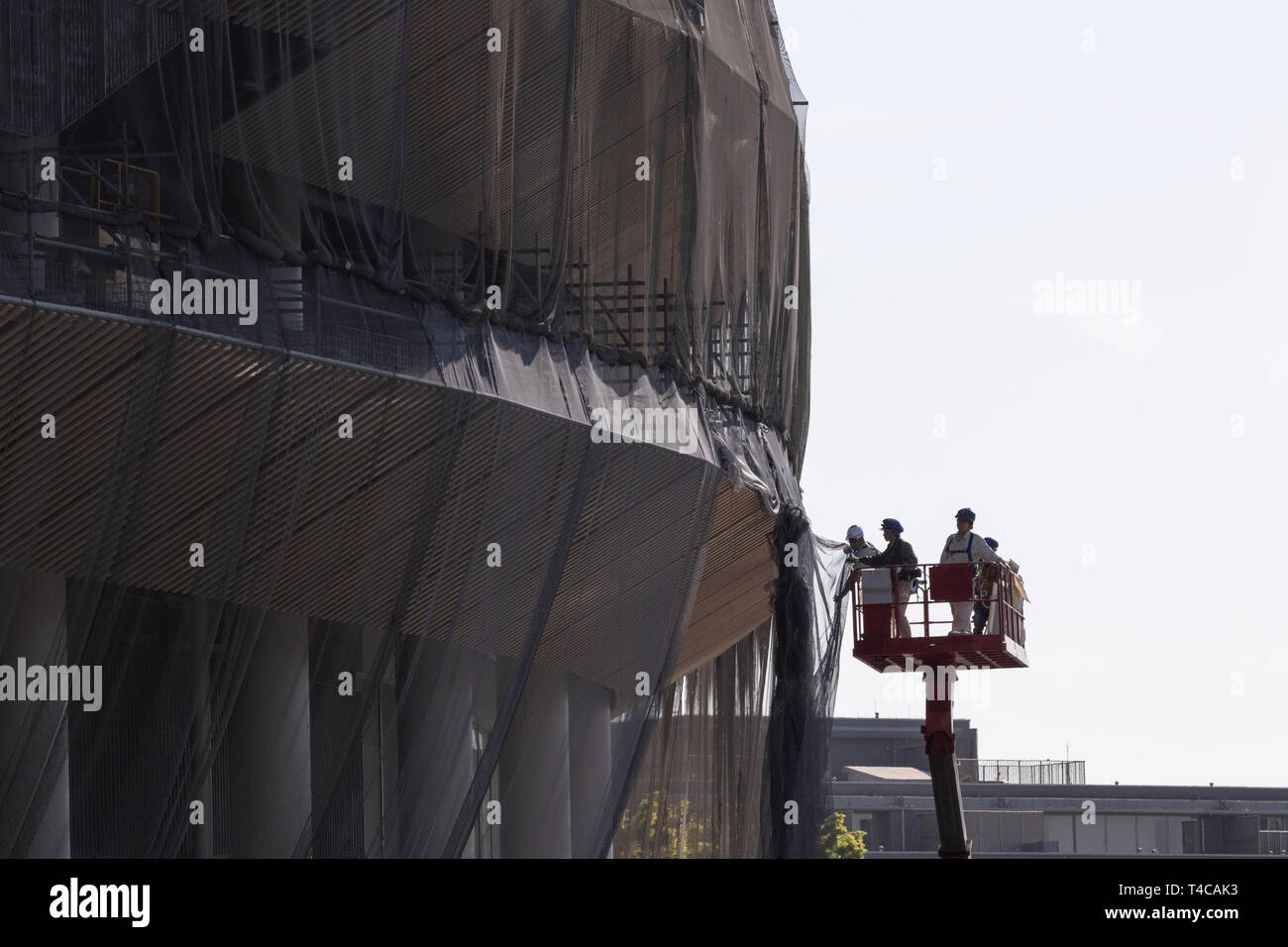 Tokio, Japan. 16 Apr, 2019. Arbeitnehmer weiterhin den Bau der neuen National Stadium. Das neue Nationalstadion wird der Schauplatz für Tokio Olympischen und Paralympischen Spiele 2020. Credit: Rodrigo Reyes Marin/LBA/Alamy leben Nachrichten Stockfoto