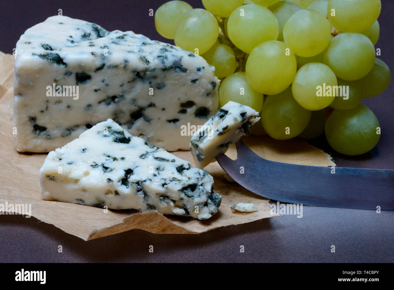 Roquefort, Blauschimmelkaese, Weintrauben Stockfoto