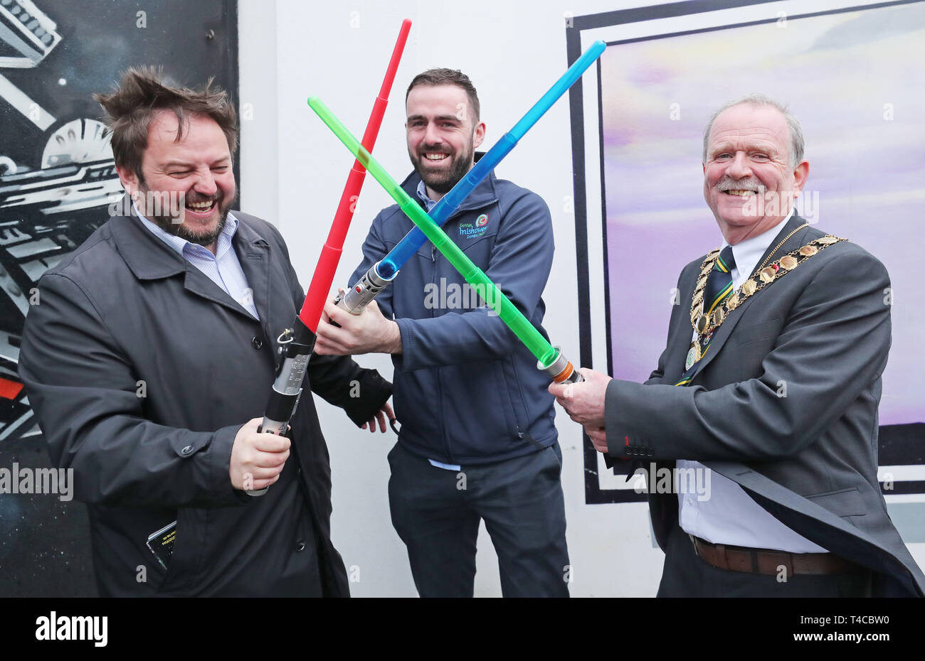 (Von links nach rechts) Senator Padraig Mac Lochlainn, Stadtrat Jack Murray und Bürgermeister von Inishowen Martin Farren pose mit Spielzeug Lichtschwerter bei der Eröffnung der R2D2 Straße in Malin Head, County Donegal, Irland, vor dem Malin Head Star Wars Festival. Stockfoto