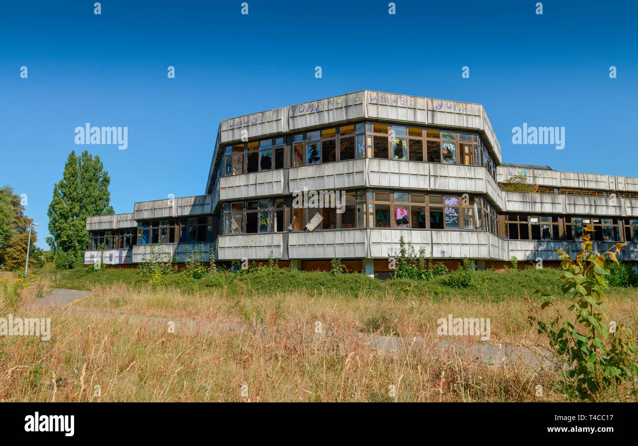 Ruinen, Kongresszentrum, Sporthotel, Konrad-Wolf-Straße, Friedrichshain, Lichtenberg, Berlin, Deutschland Stockfoto