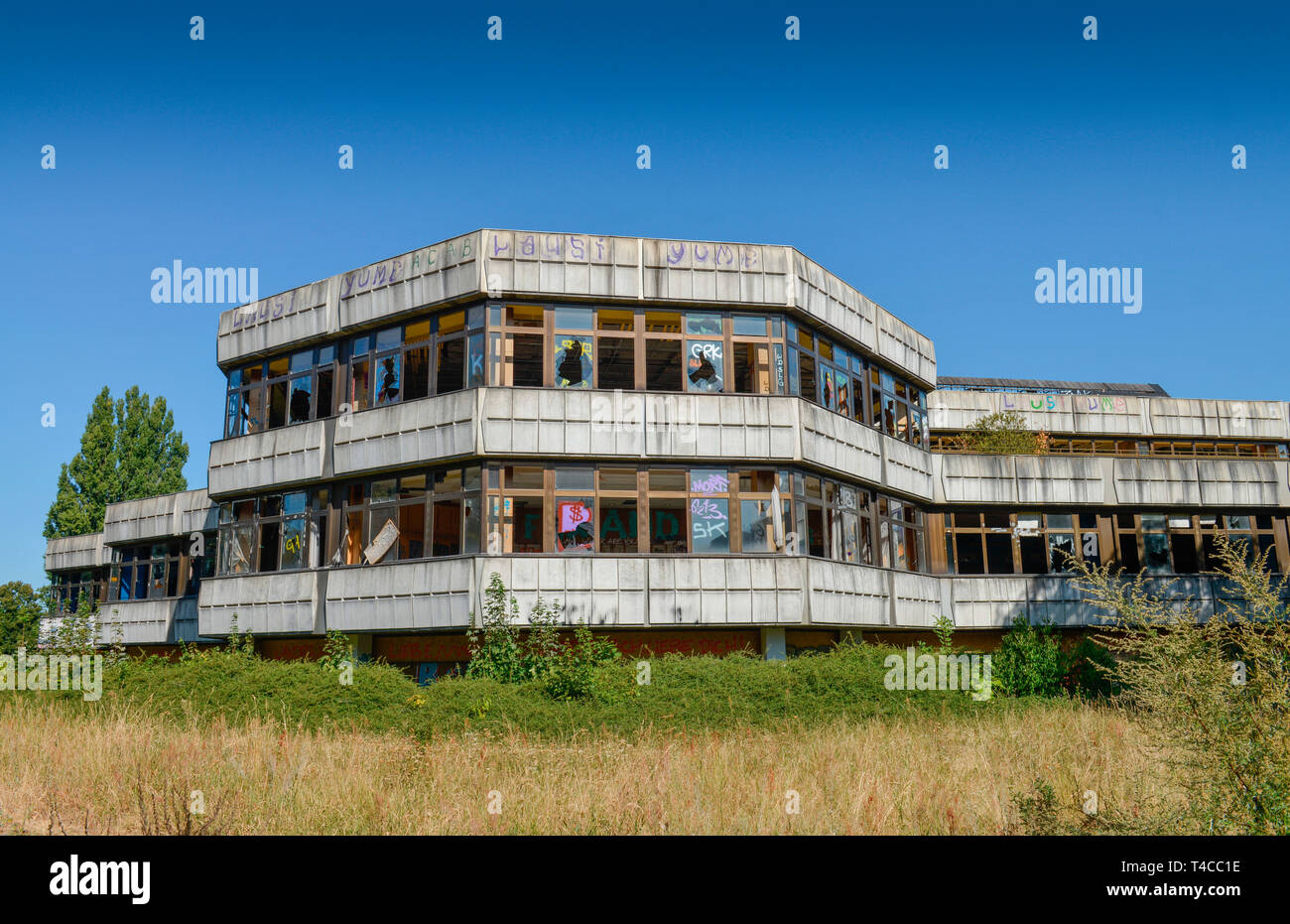 Ruinen, Kongresszentrum, Sporthotel, Konrad-Wolf-Straße, Friedrichshain, Lichtenberg, Berlin, Deutschland Stockfoto