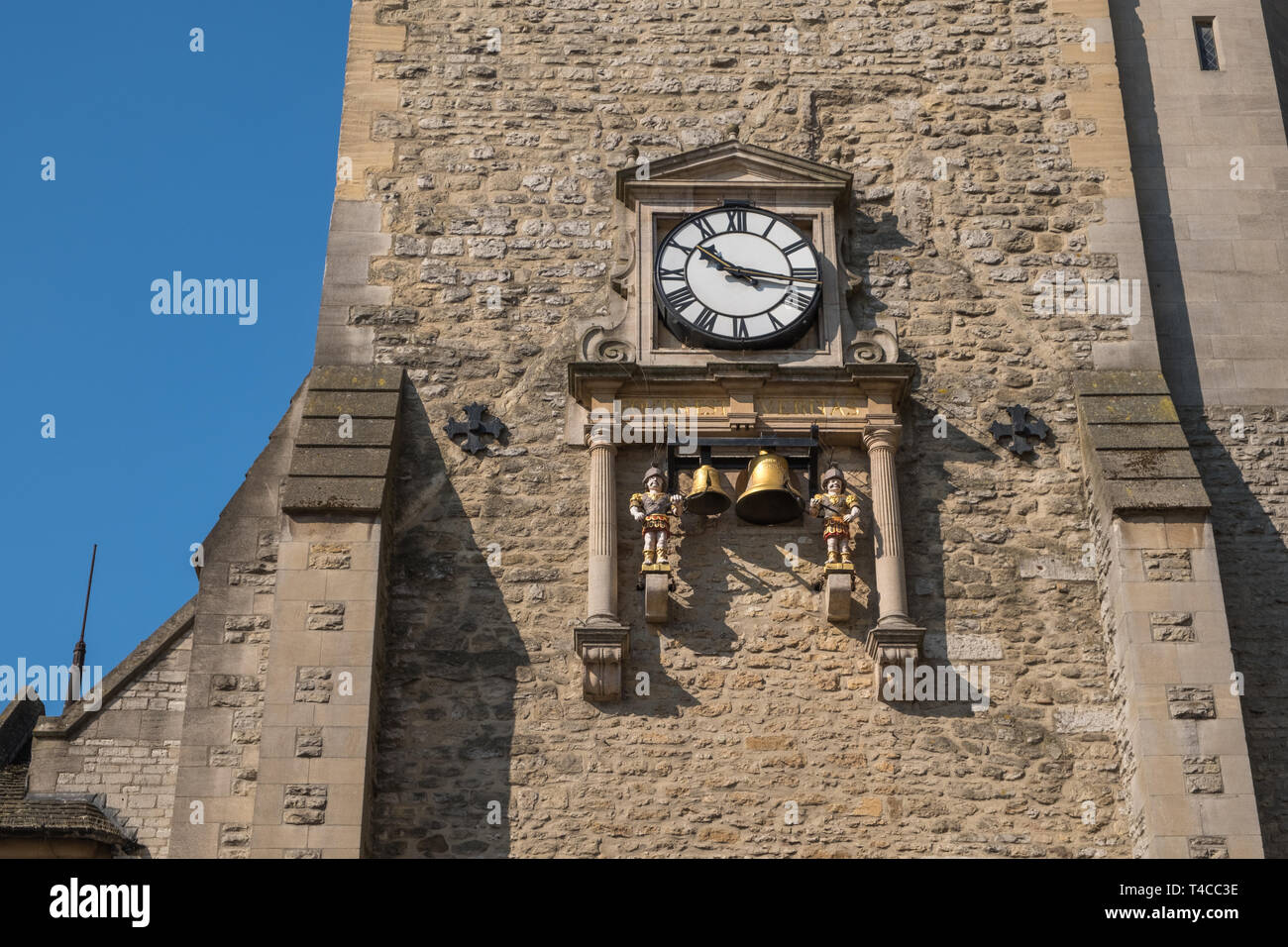 Uhr und Glocken auf dem Carfax Tower aus dem 12. Jahrhundert in Oxford, Großbritannien Stockfoto