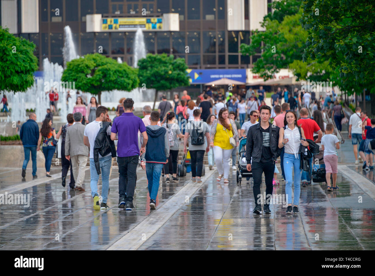 Passanten, Platz vor dem Nationalen Kulturpalast, Bulevard Bulgaria, Sofia, Bulgarien Stockfoto