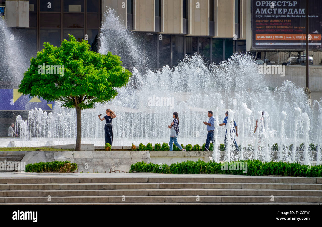 Springbrunnen, Platz vor dem Nationalen Kulturpalast, Bulevard Bulgaria, Sofia, Bulgarien Stockfoto