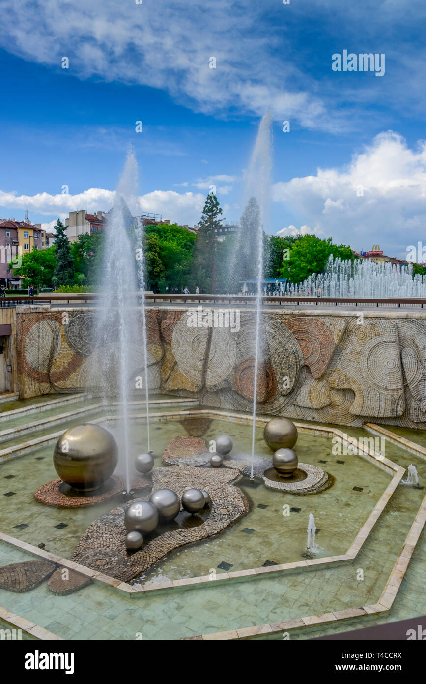 Springbrunnen, Platz vor dem Nationalen Kulturpalast, Bulevard Bulgaria, Sofia, Bulgarien Stockfoto