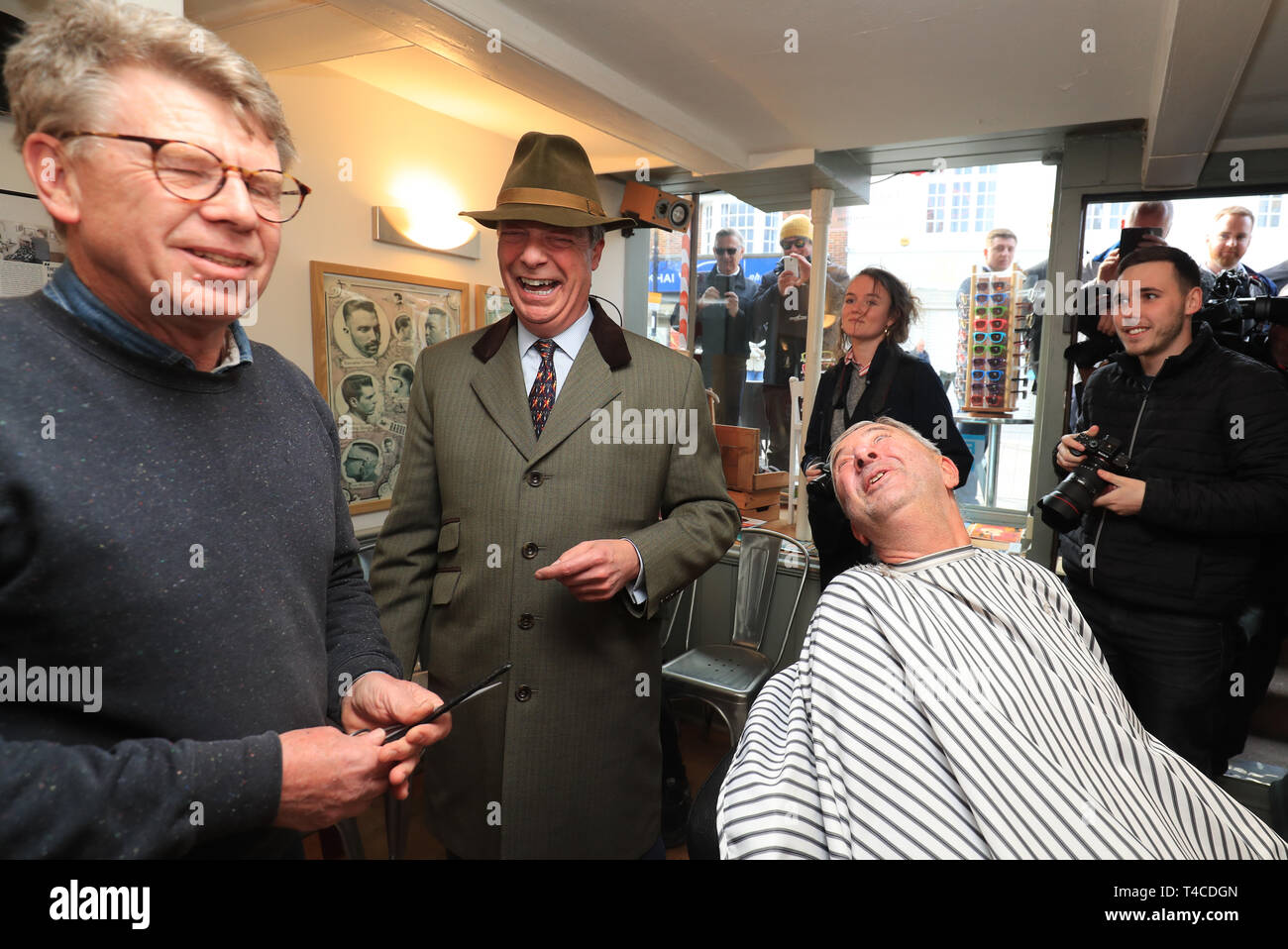 Nigel Farage schneidet die Haare von William Allen in einem Friseure im Shoreham, West Sussex während eines Rundganges vor der Brexit Party Rally am Brighton City Airport. Stockfoto